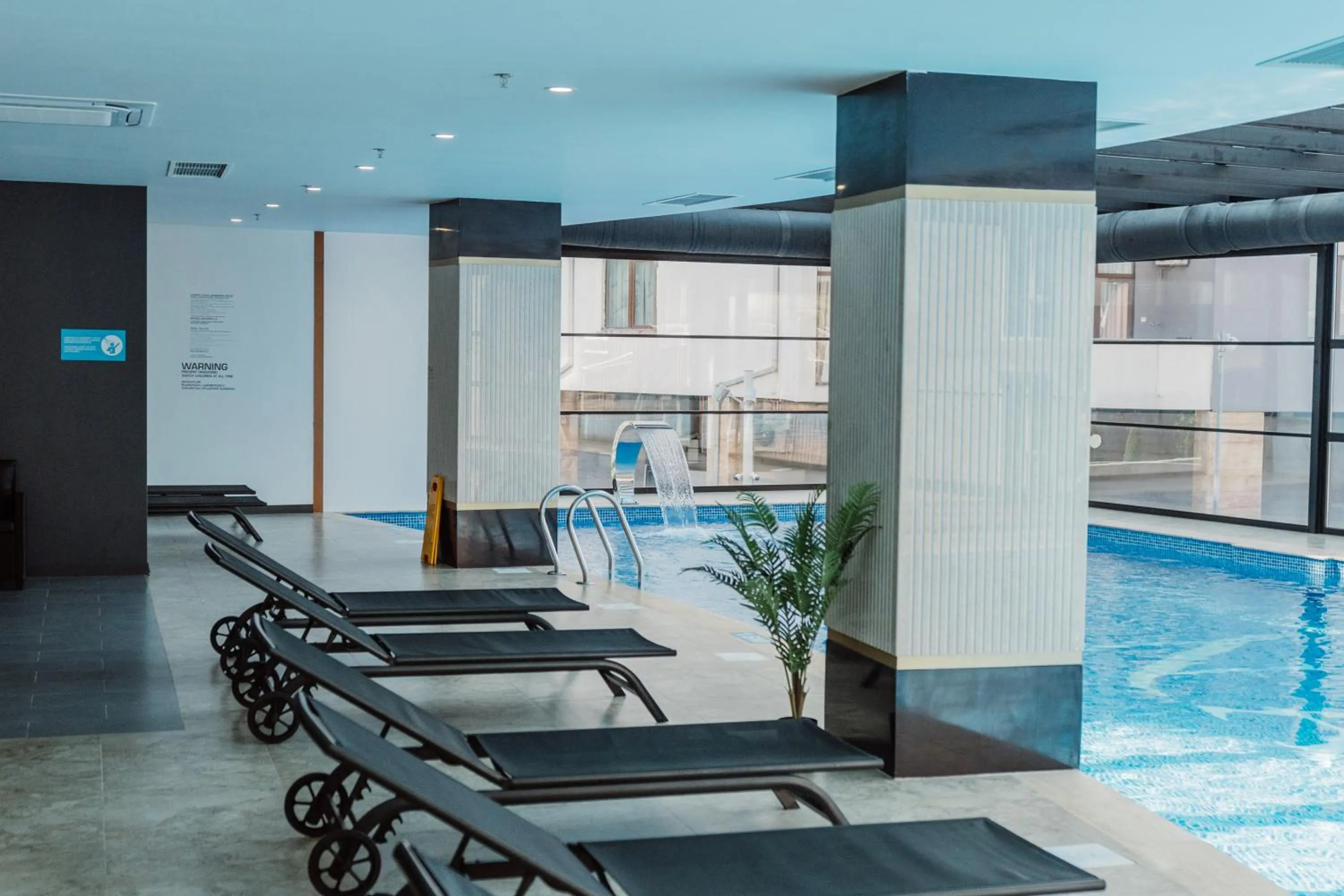 Swimming pool in Hotel Navi