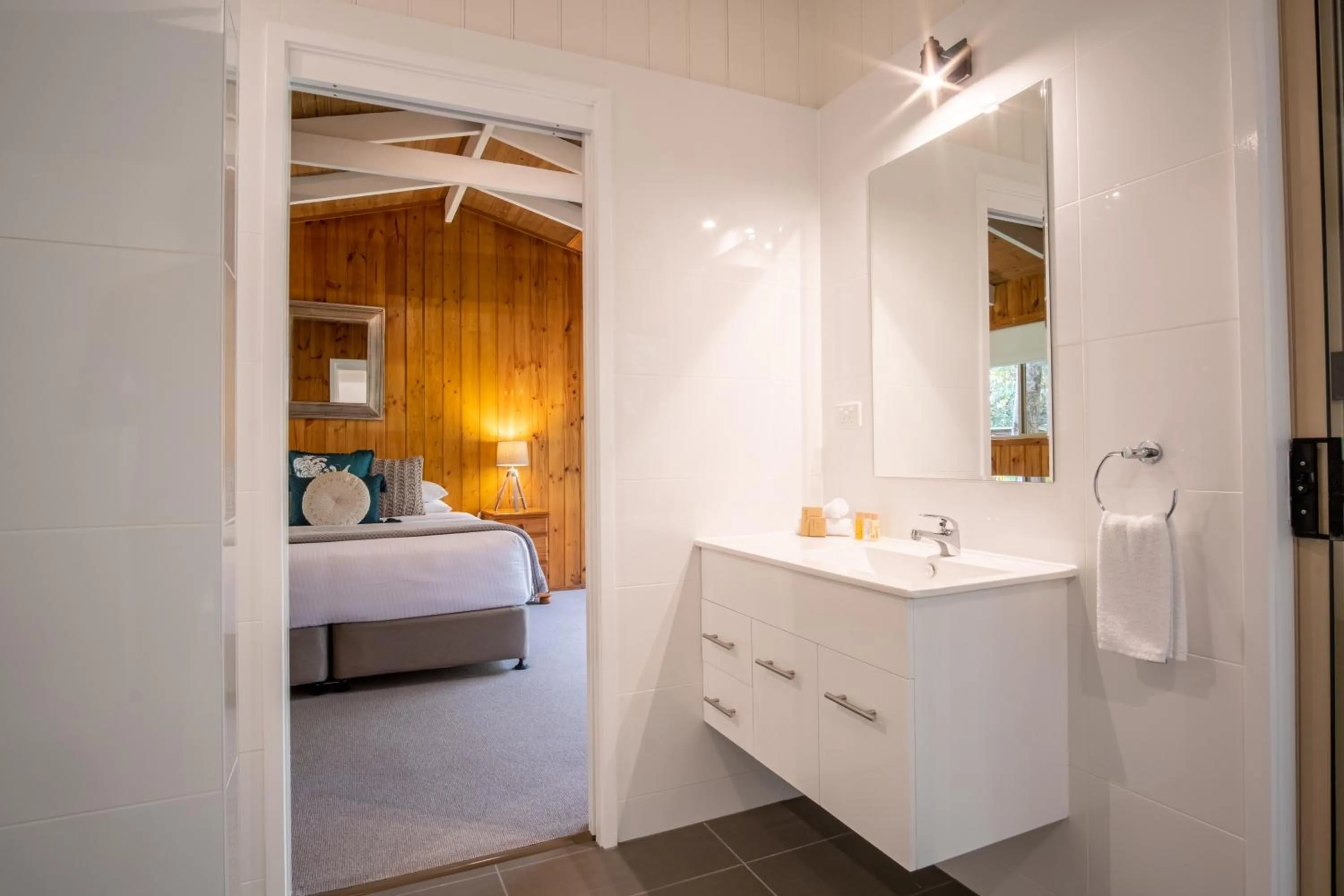 Bathroom, Bed in Kondalilla Eco Resort