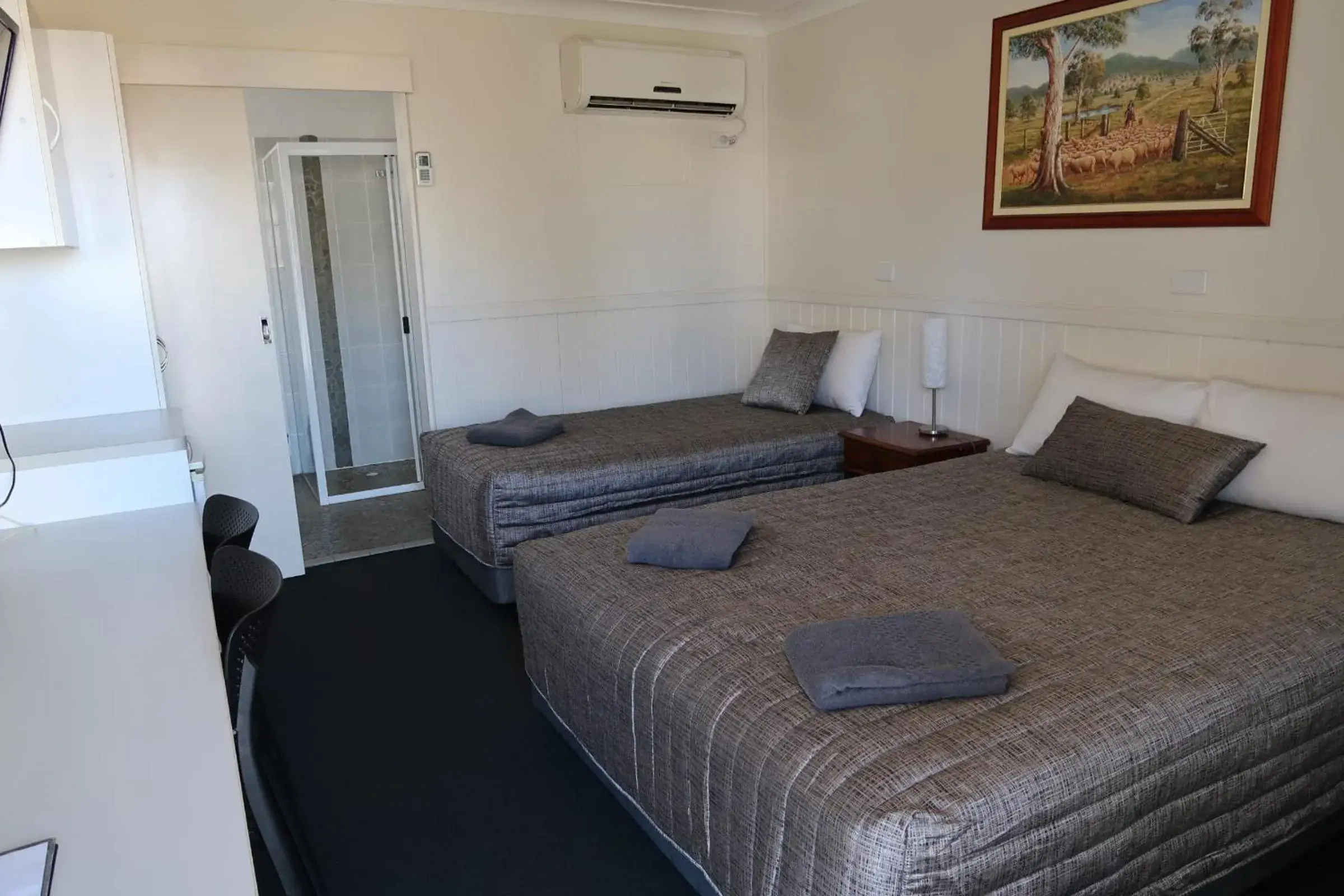 Twin Room in Charleville Waltzing Matilda Motor Inn Twin Room in Charleville Waltzing Matilda Motor Inn