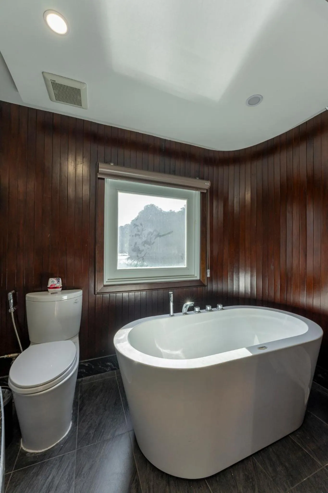 Bathroom in Ambassador Signature Cruise - Lan Ha Bay