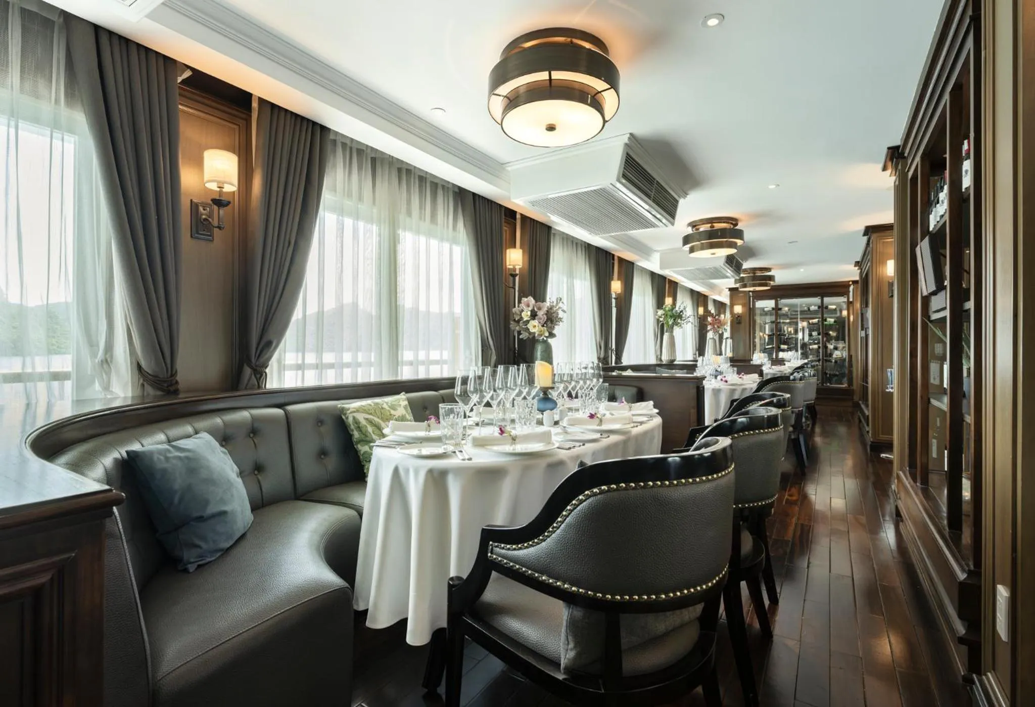 Restaurant/places to eat in Ambassador Signature Cruise - Lan Ha Bay