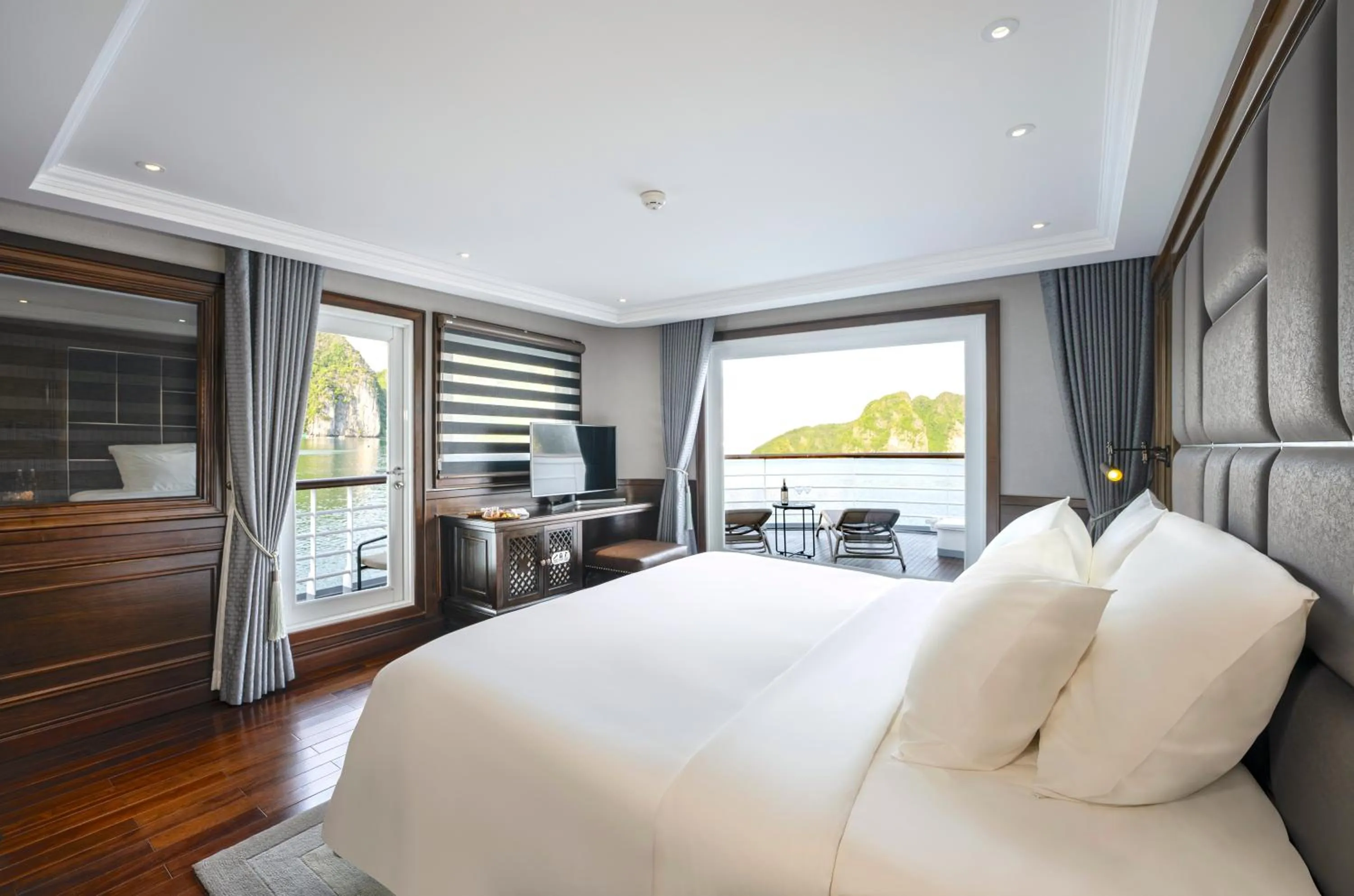 Seating area, Bed in Ambassador Signature Cruise - Lan Ha Bay