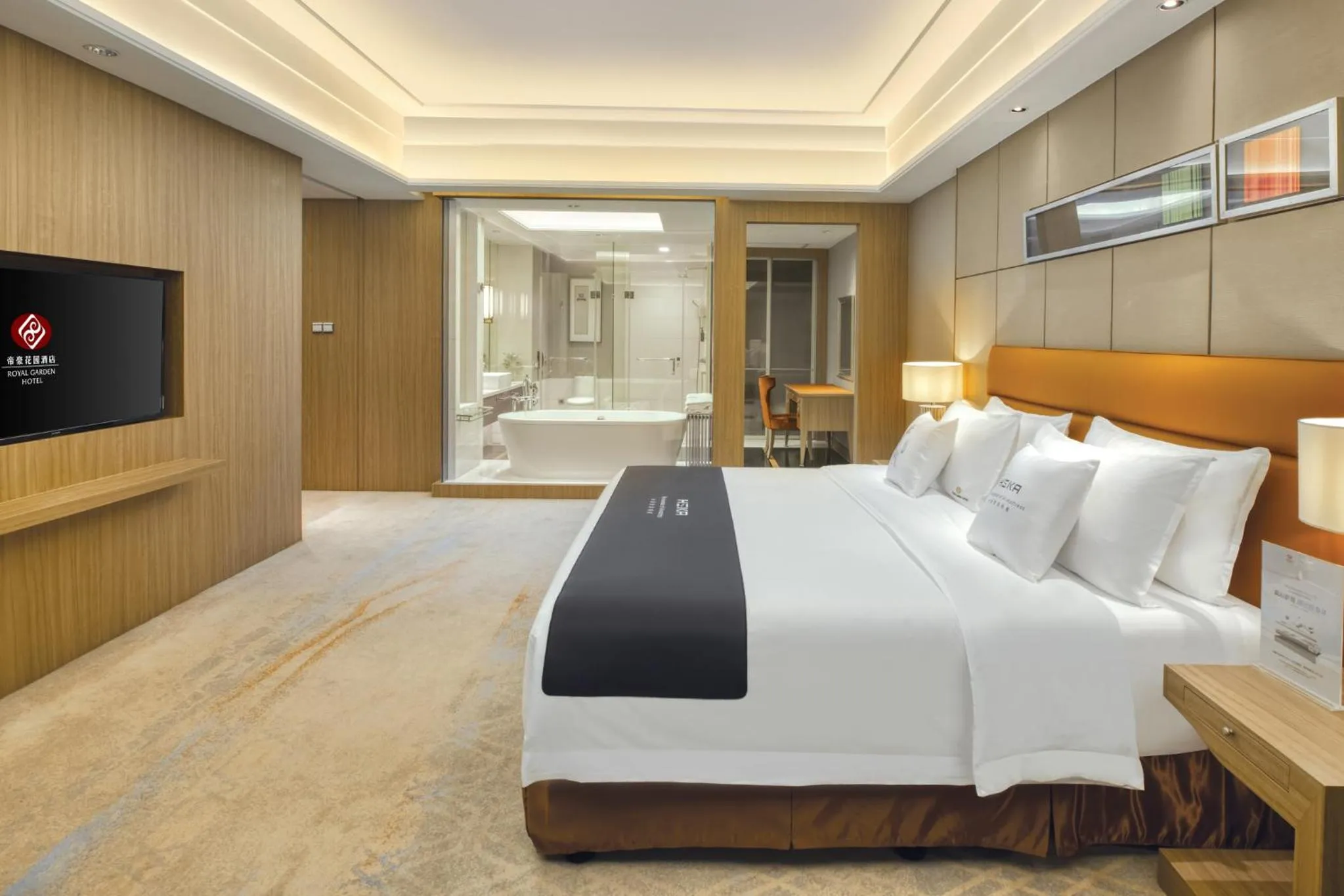 Photo of the whole room, Bed in Dongguan Royal Garden Hotel