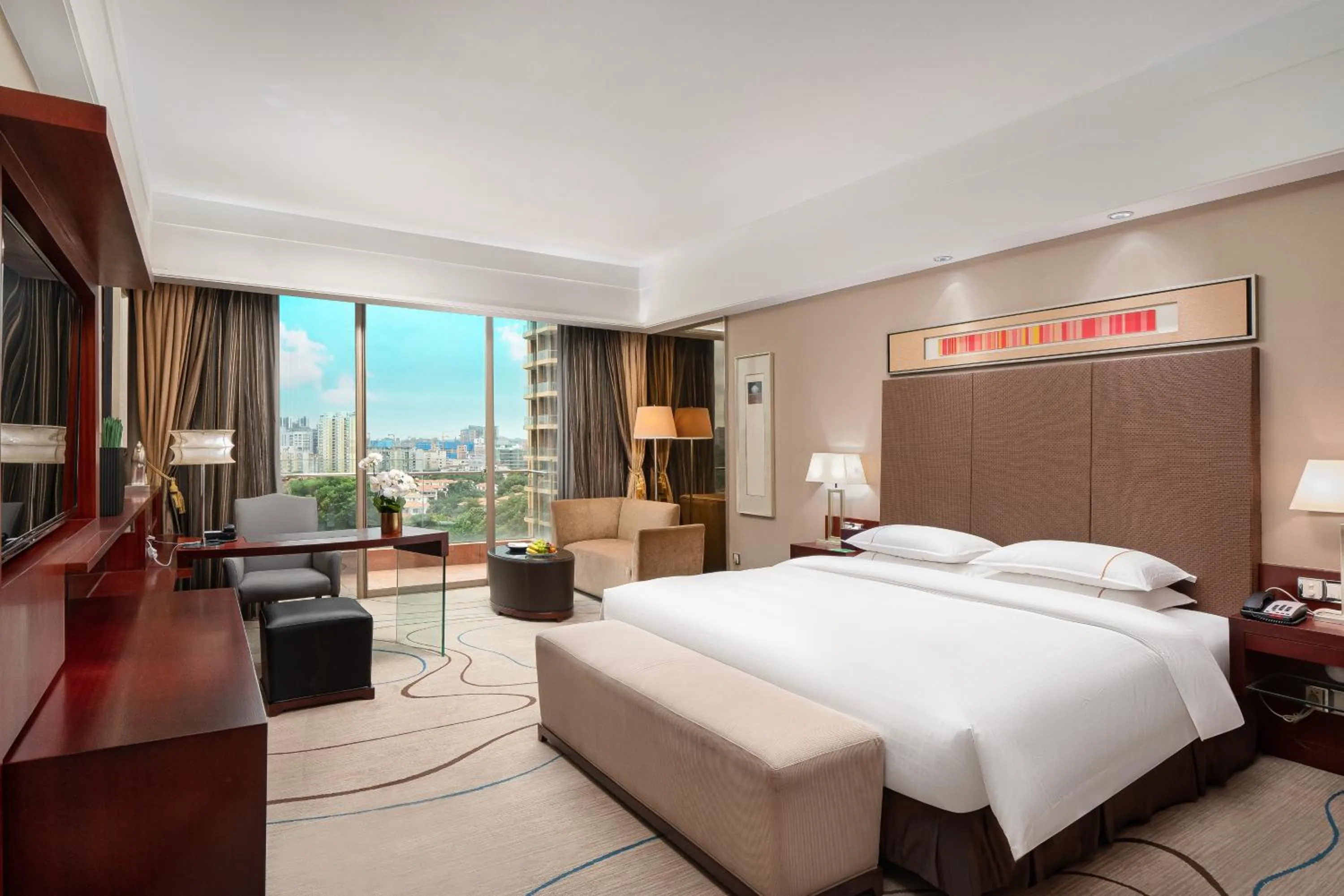 Deluxe King Room with Mountain View in Dongguan Royal Garden Hotel