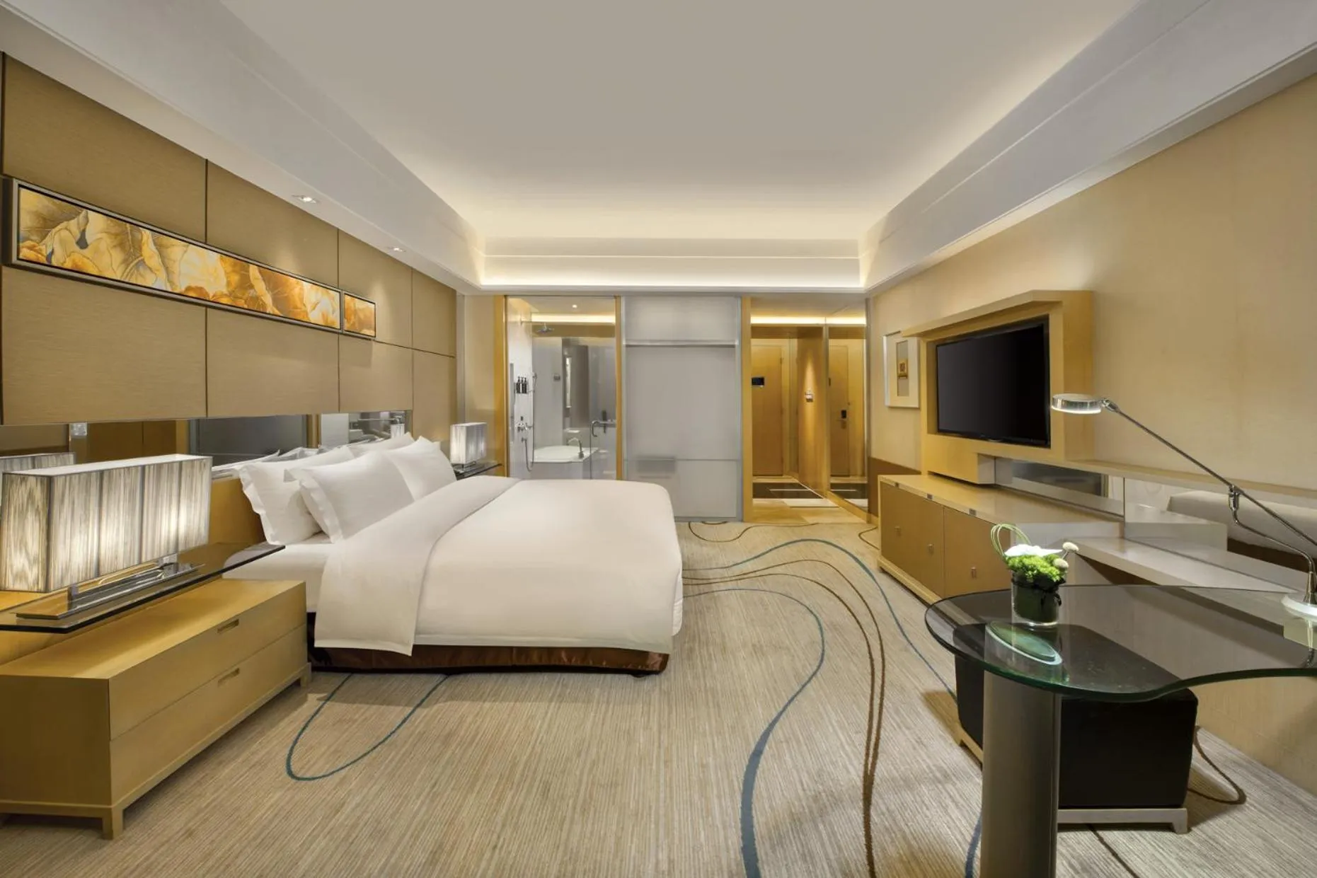 Photo of the whole room, Bed in Dongguan Royal Garden Hotel