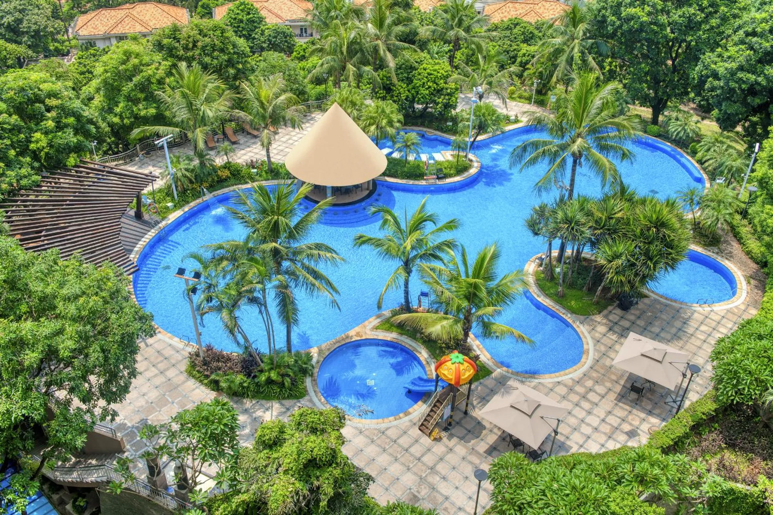 Swimming pool in Dongguan Royal Garden Hotel