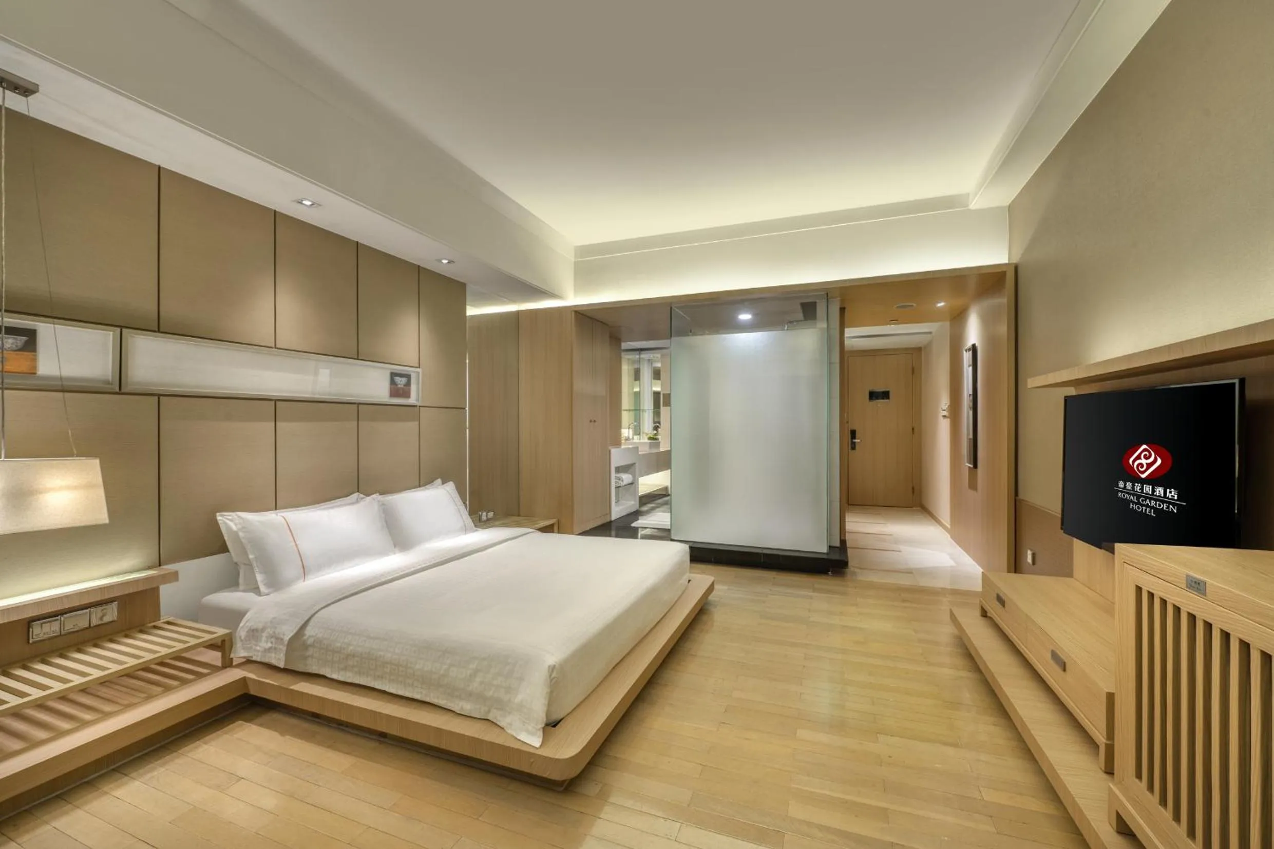 Property building, Bed in Dongguan Royal Garden Hotel