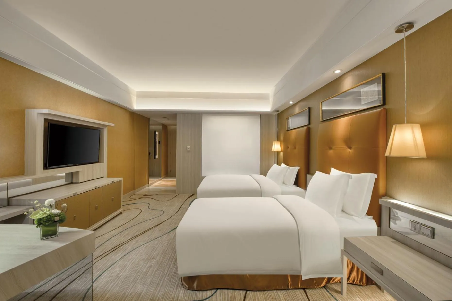 Photo of the whole room, Bed in Dongguan Royal Garden Hotel