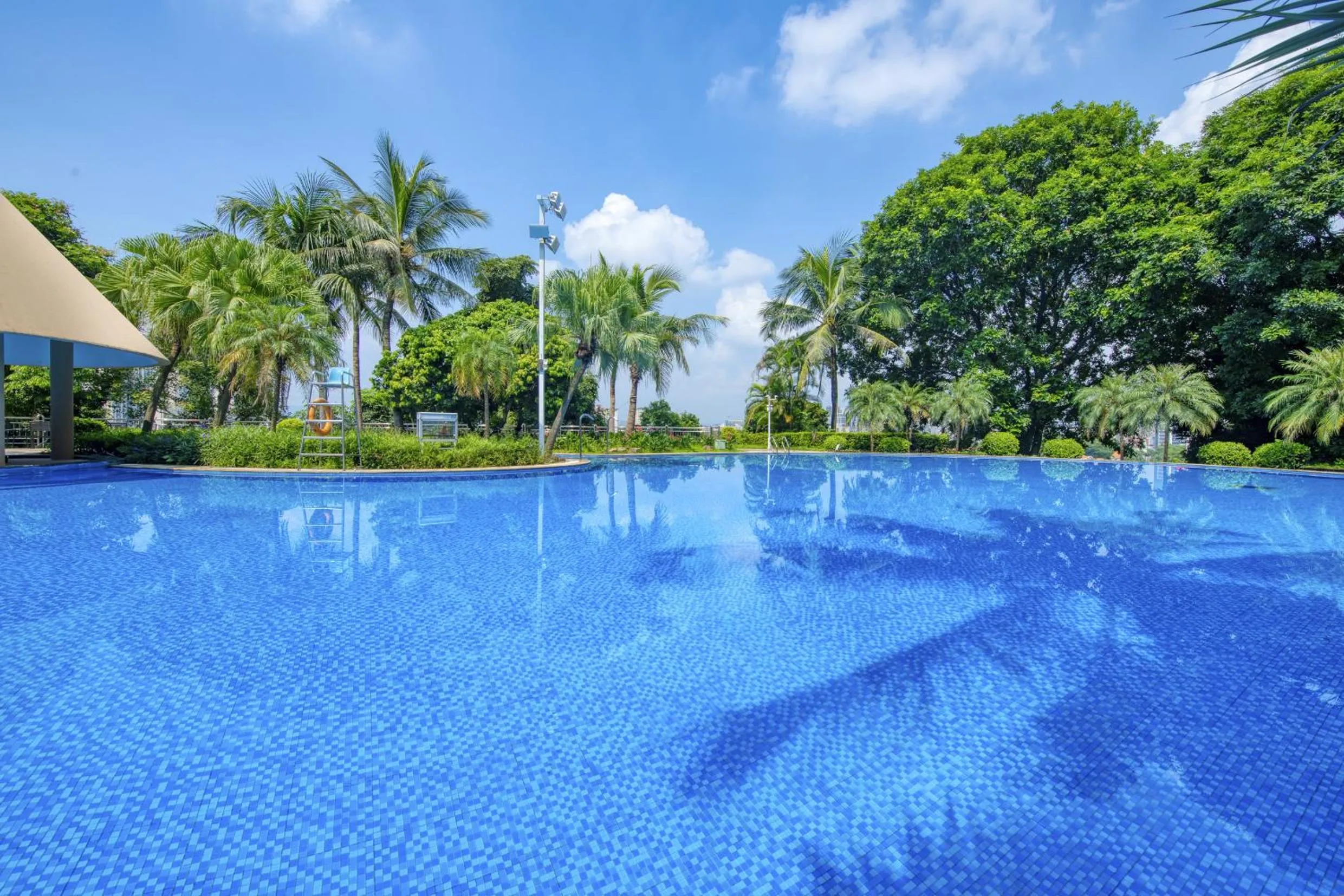 Swimming pool in Dongguan Royal Garden Hotel