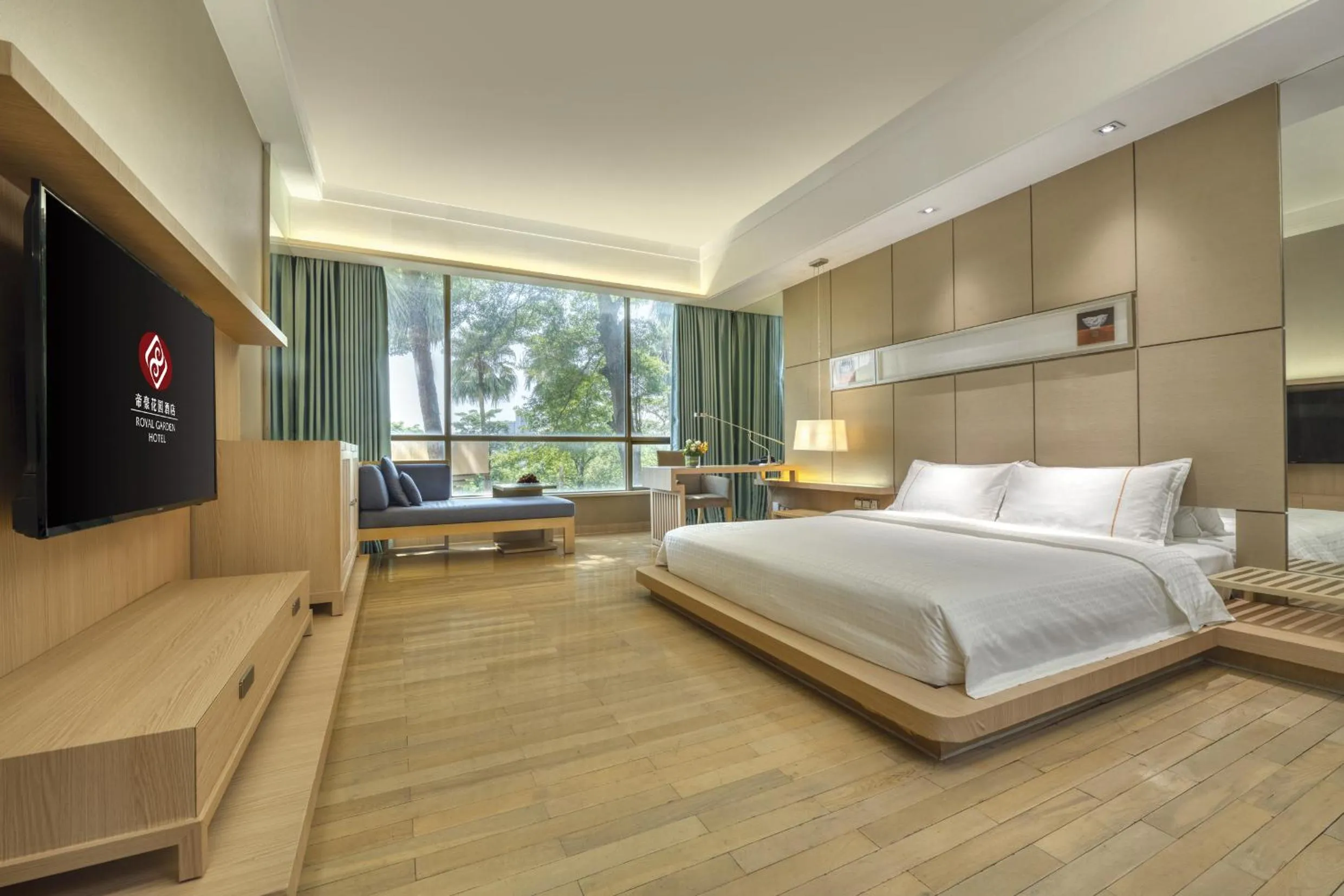 Property building, Bed in Dongguan Royal Garden Hotel