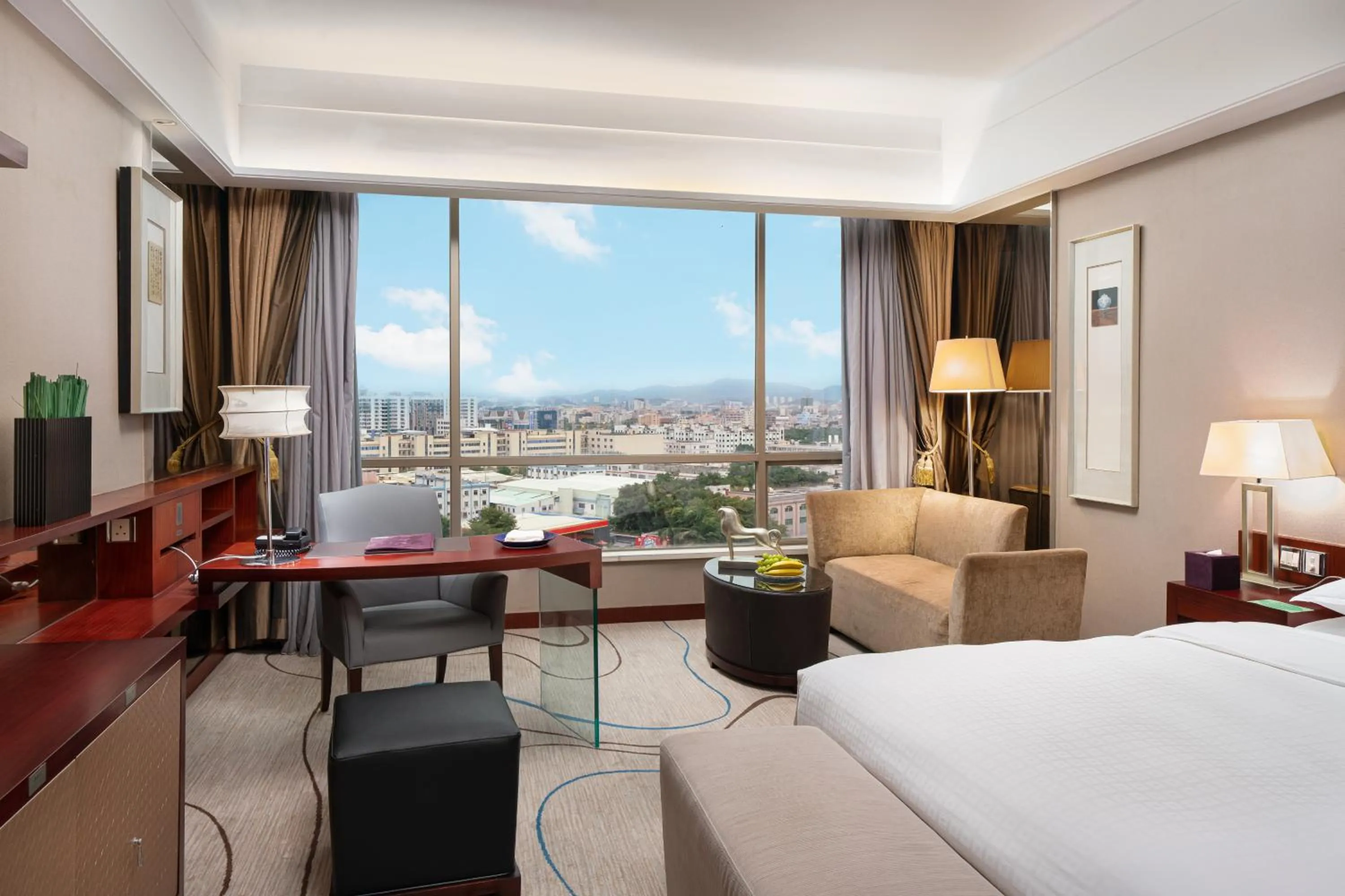 Queen Room with Garden View in Dongguan Royal Garden Hotel