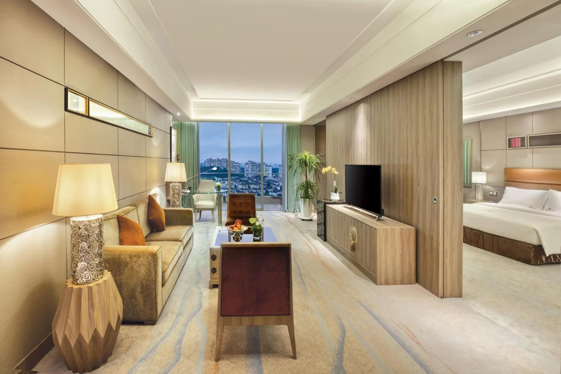 Photo of the whole room, Bed in Dongguan Royal Garden Hotel