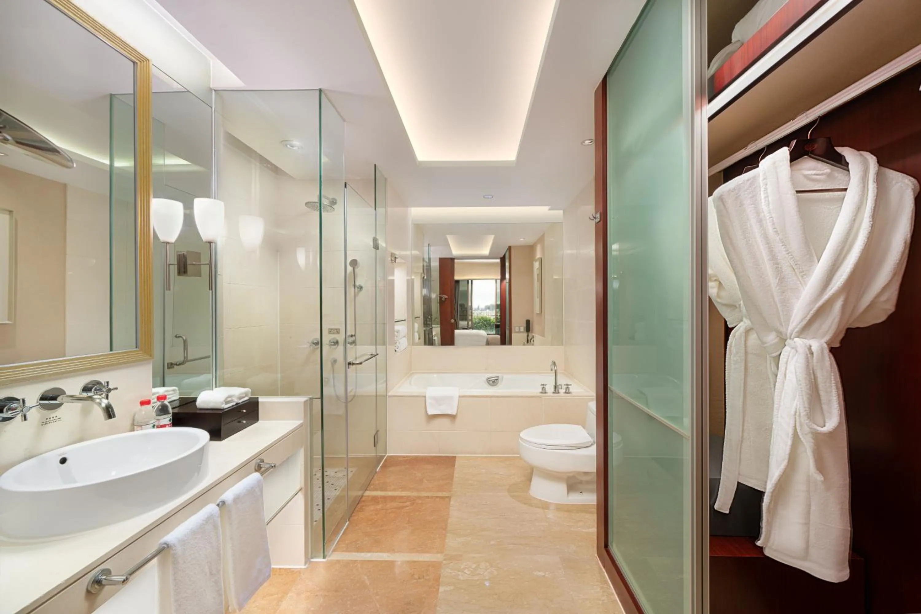 Deluxe King Room with Mountain View in Dongguan Royal Garden Hotel