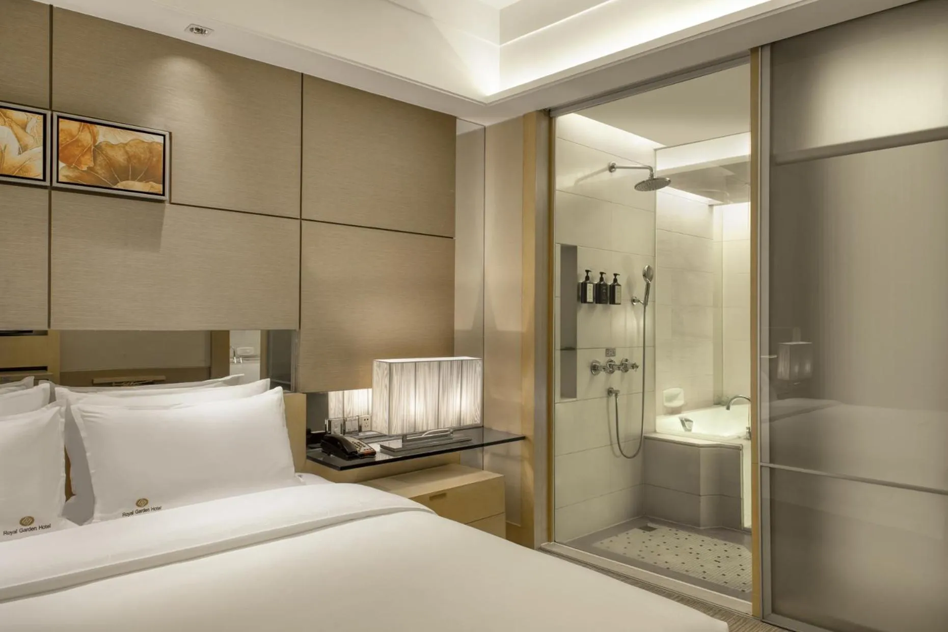 Photo of the whole room, Bed in Dongguan Royal Garden Hotel