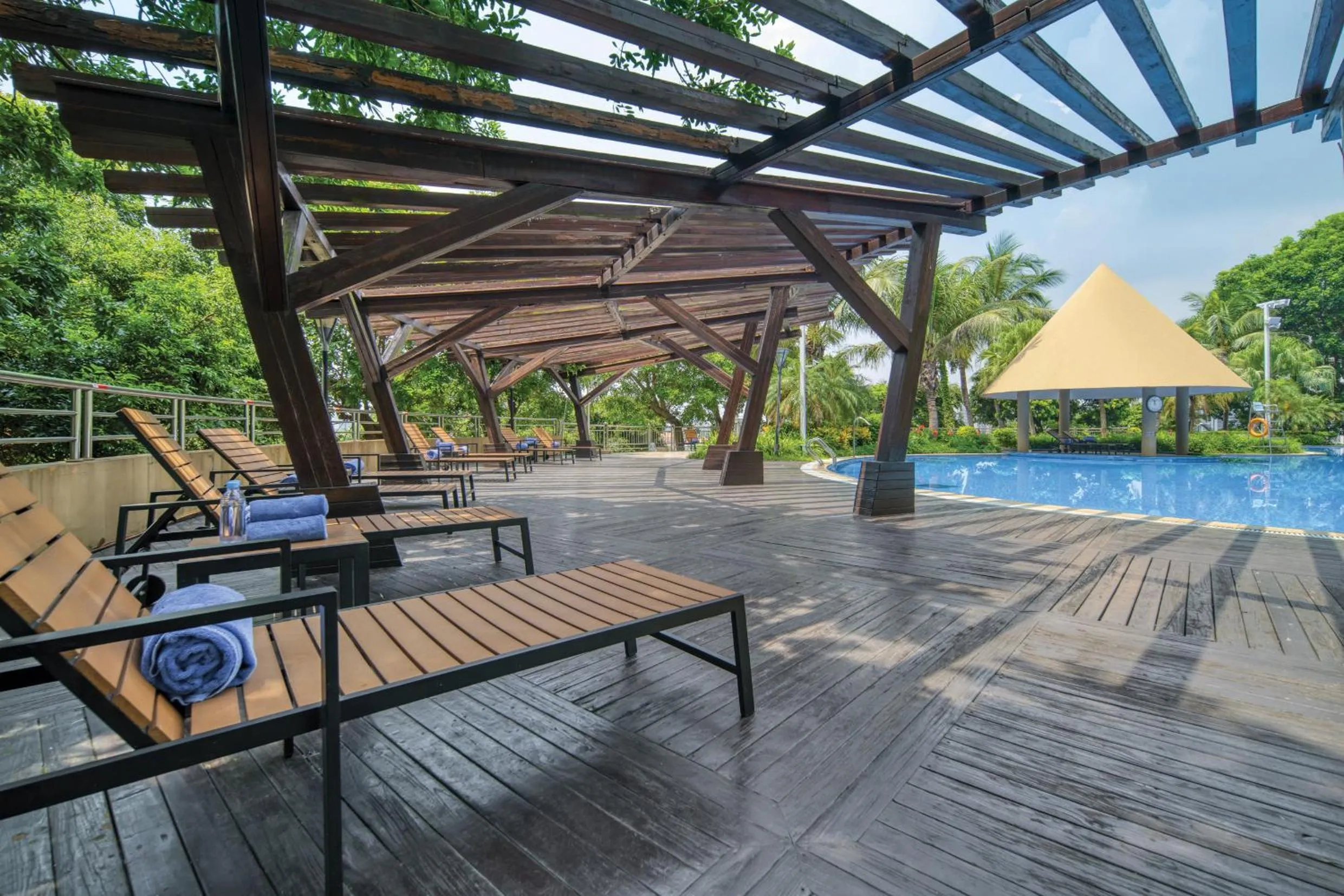 Swimming pool in Dongguan Royal Garden Hotel