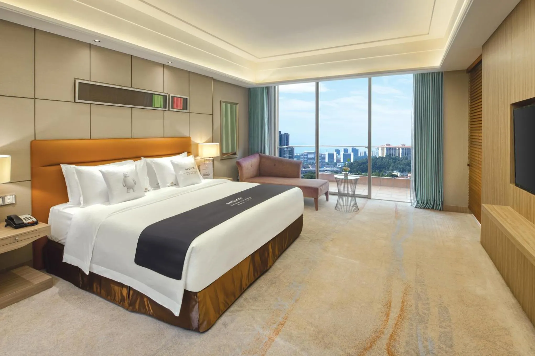 Photo of the whole room, Bed in Dongguan Royal Garden Hotel