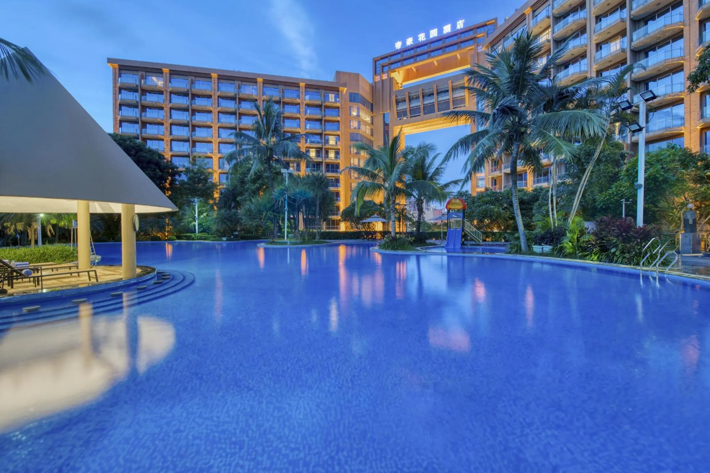 Swimming pool in Dongguan Royal Garden Hotel