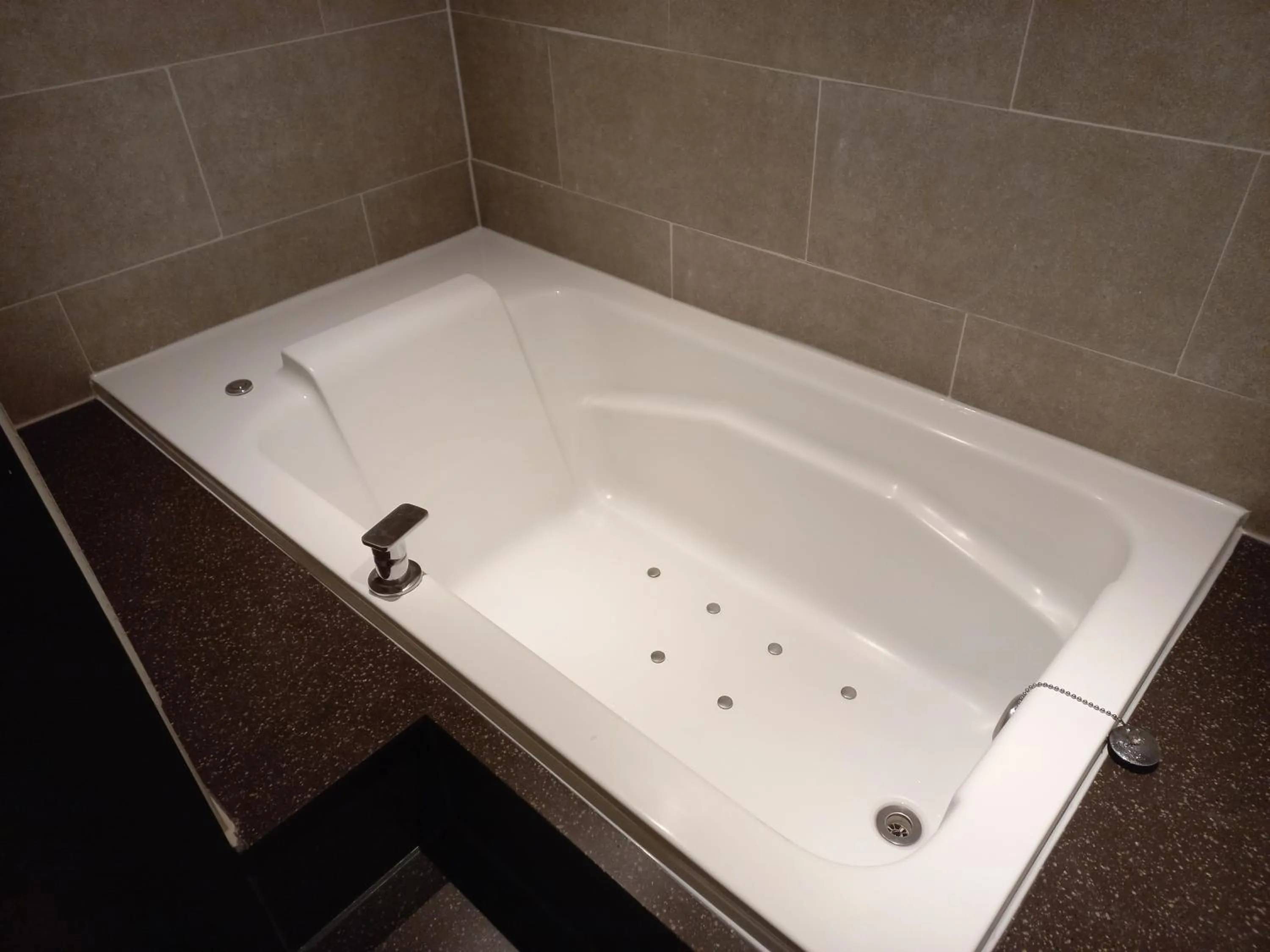 Hot Tub in Adena Hotel