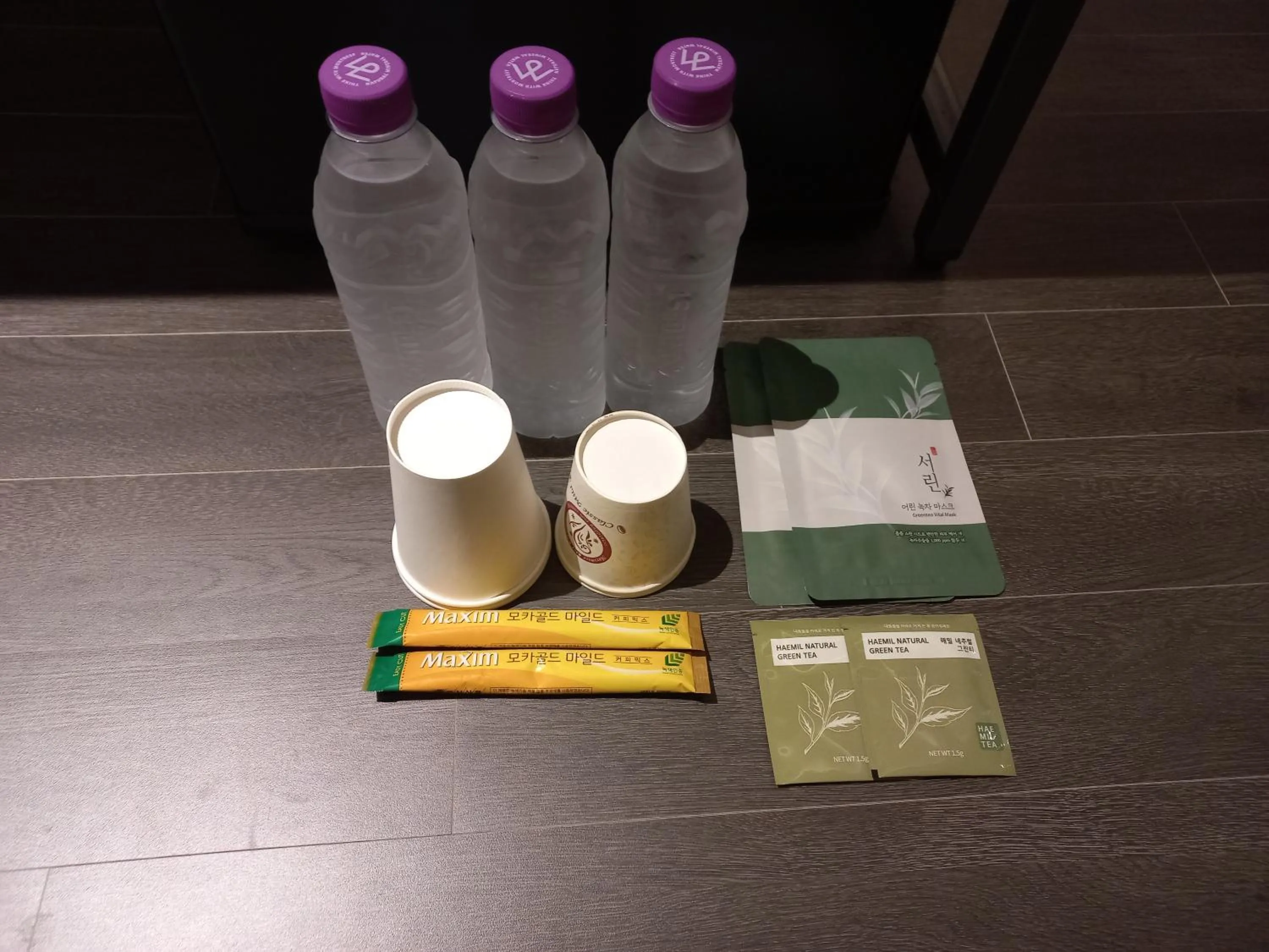 Coffee/tea facilities in Adena Hotel