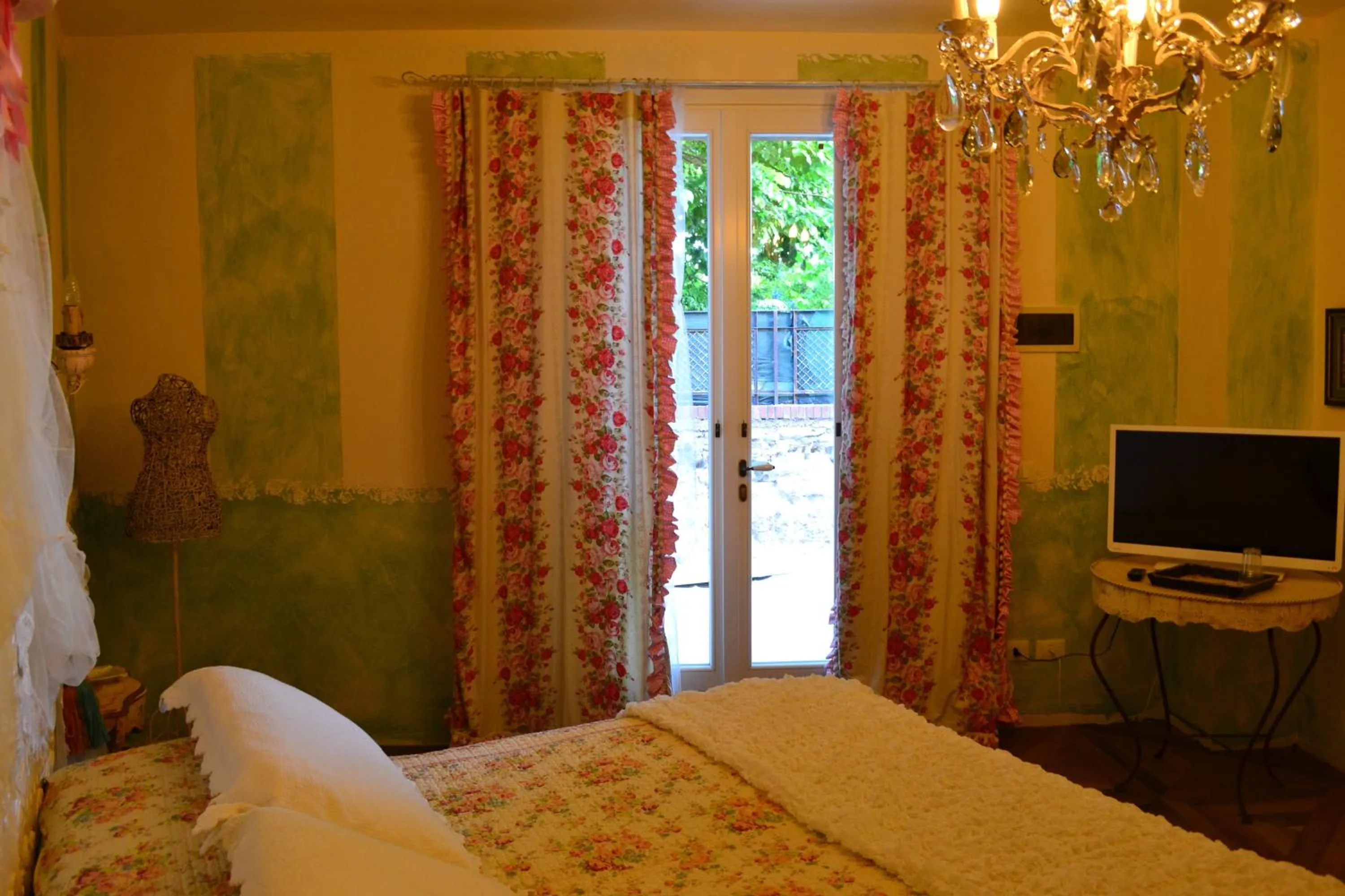 Bedroom, Bed in La maison delle favole