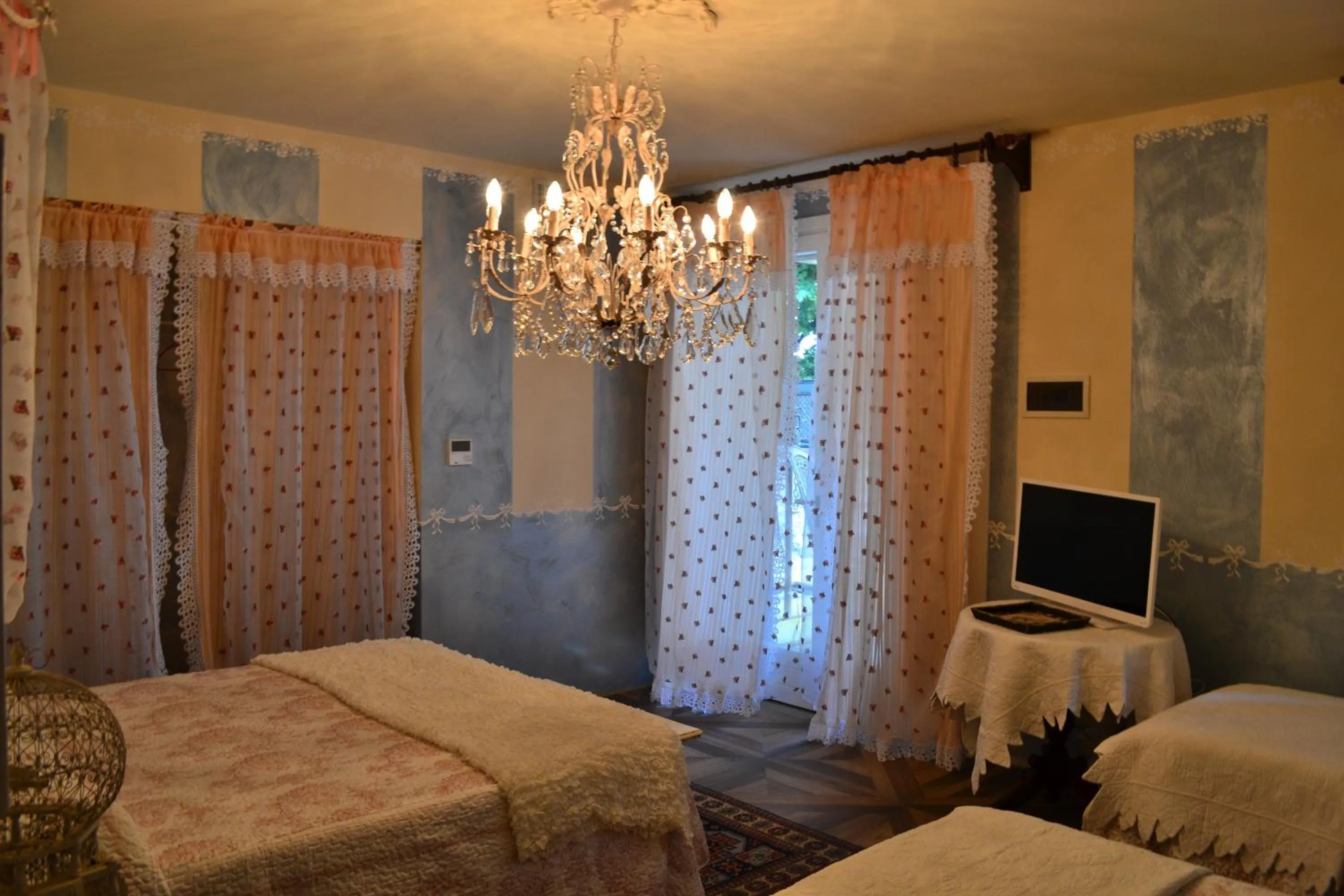 Photo of the whole room, Bed in La maison delle favole
