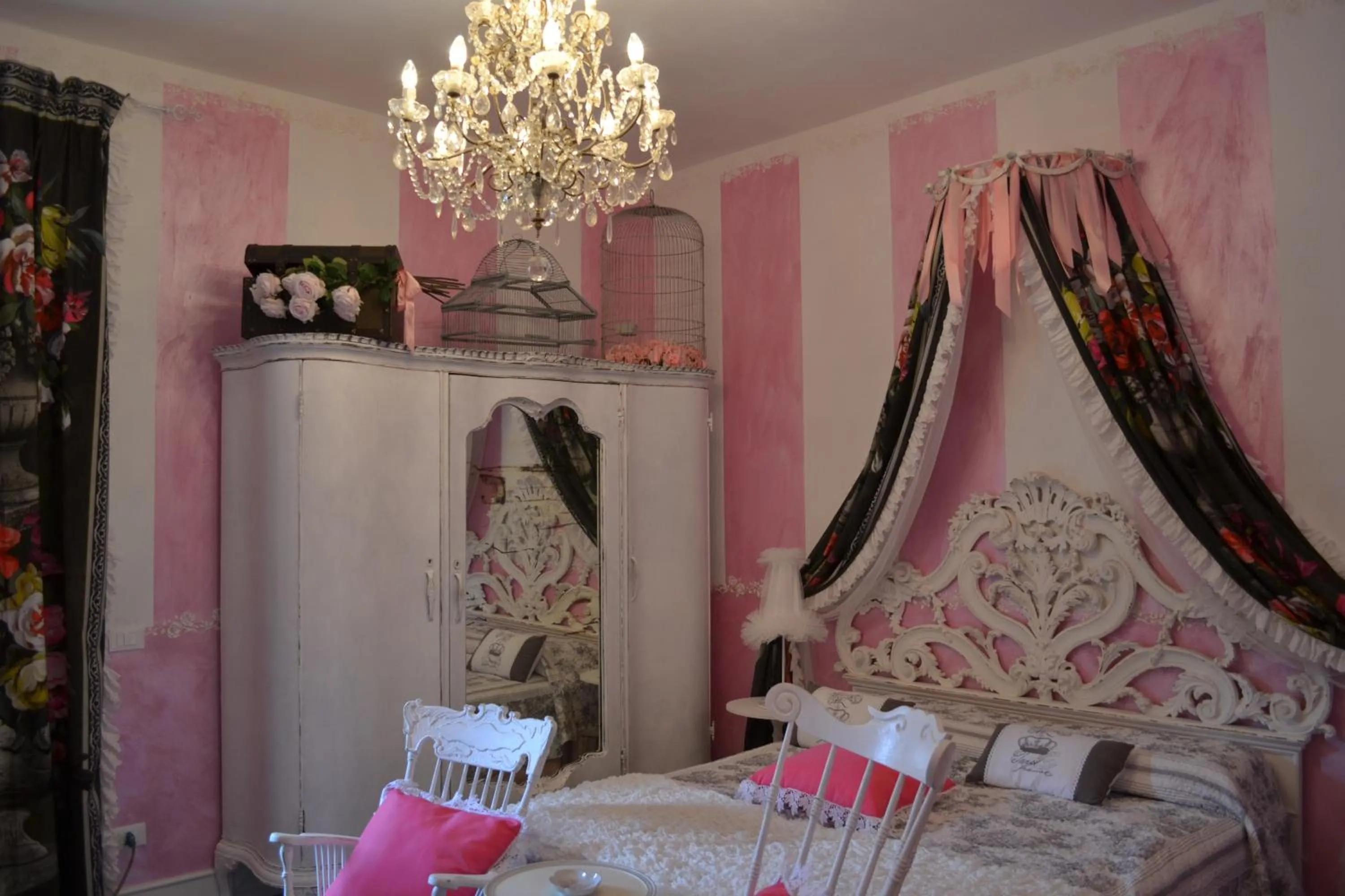 Bedroom, Bed in La maison delle favole