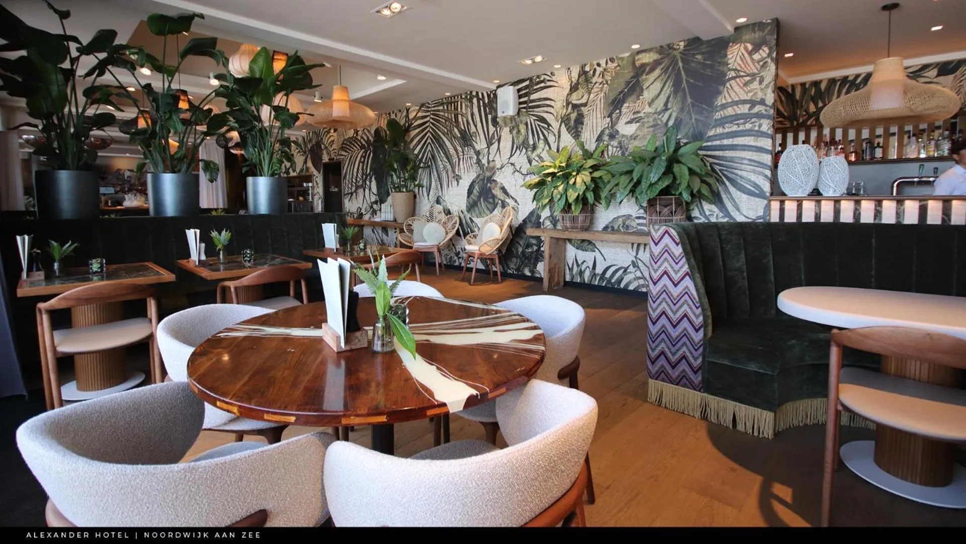 Restaurant/places to eat in Alexander Hotel