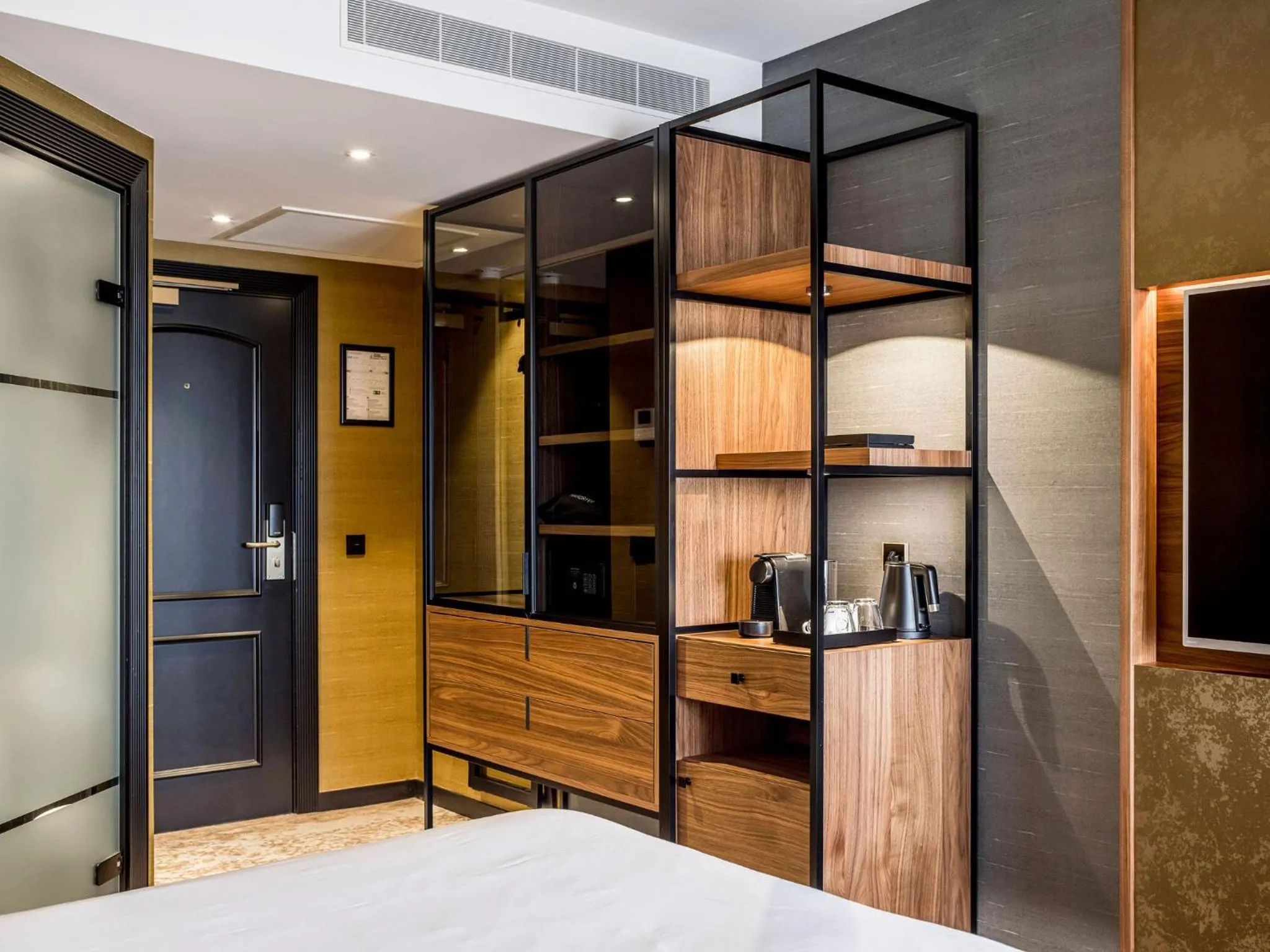 Coffee/tea facilities in Alexander Hotel