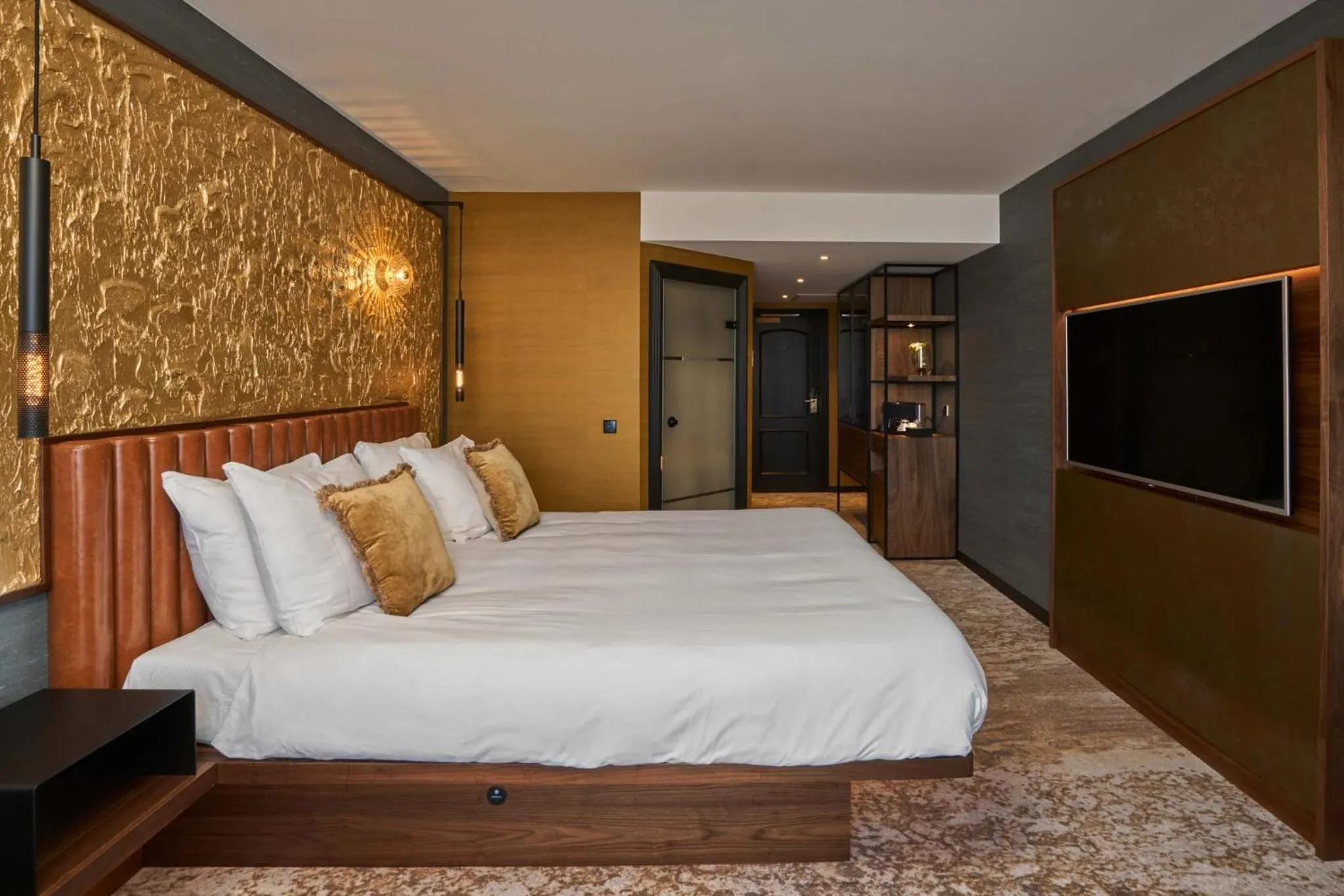 TV and multimedia, Bed in Alexander Hotel