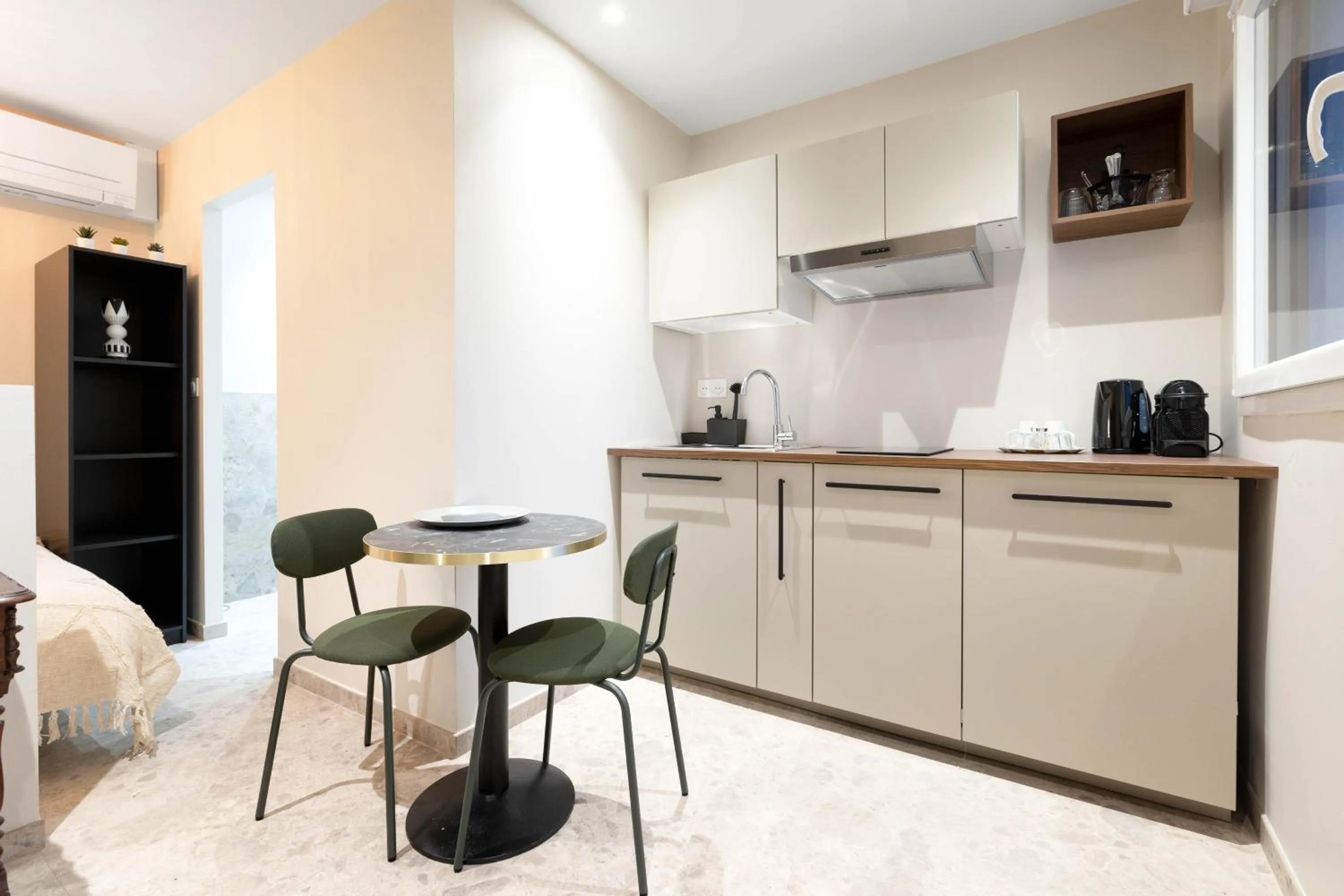 Kitchen or kitchenette in Appart Hôtel Coraline - Genas Lyon Eurexpo