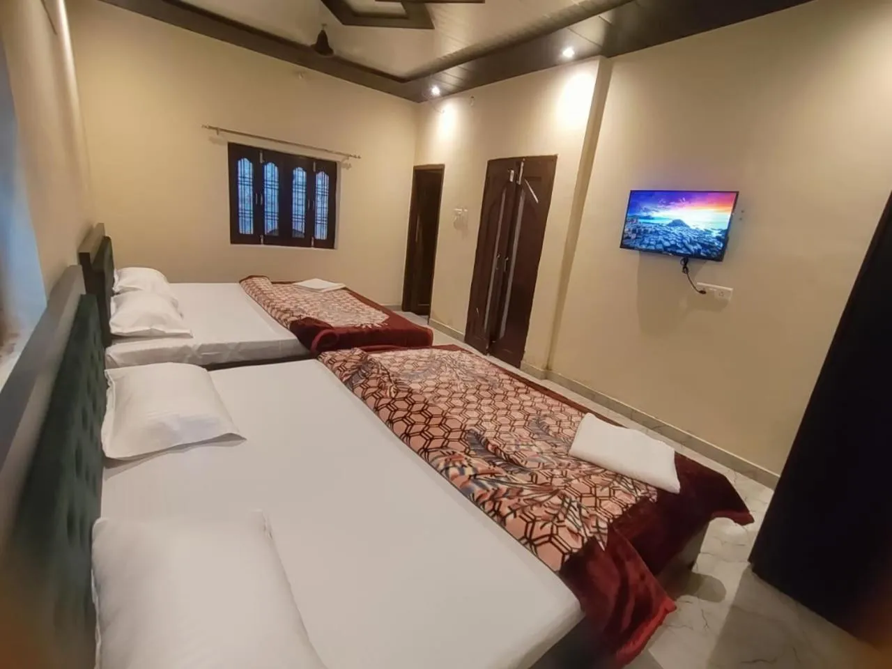 Bed in Raghuvanshi Paying Guest House