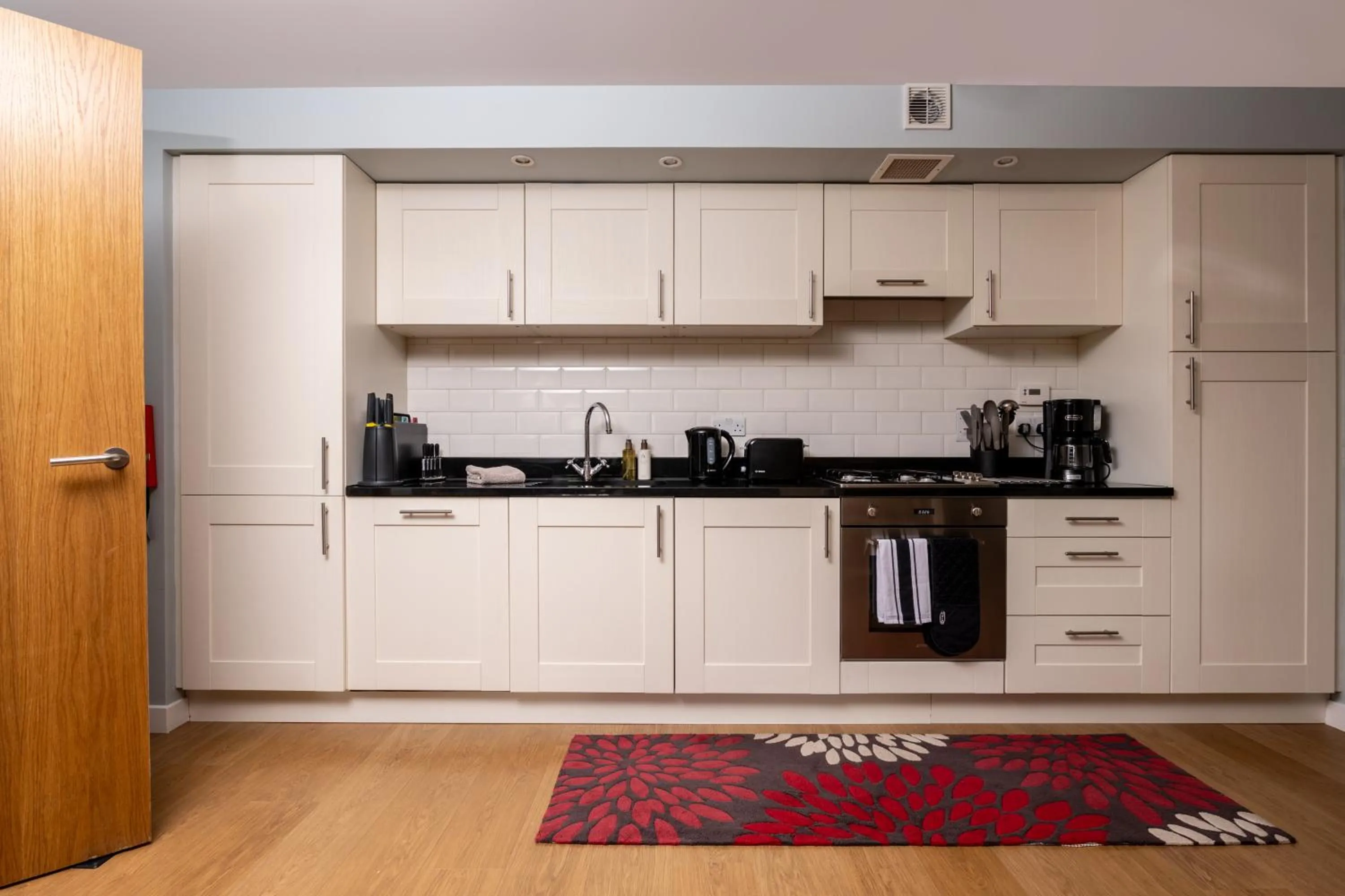 Kitchen or kitchenette in The Highland Club