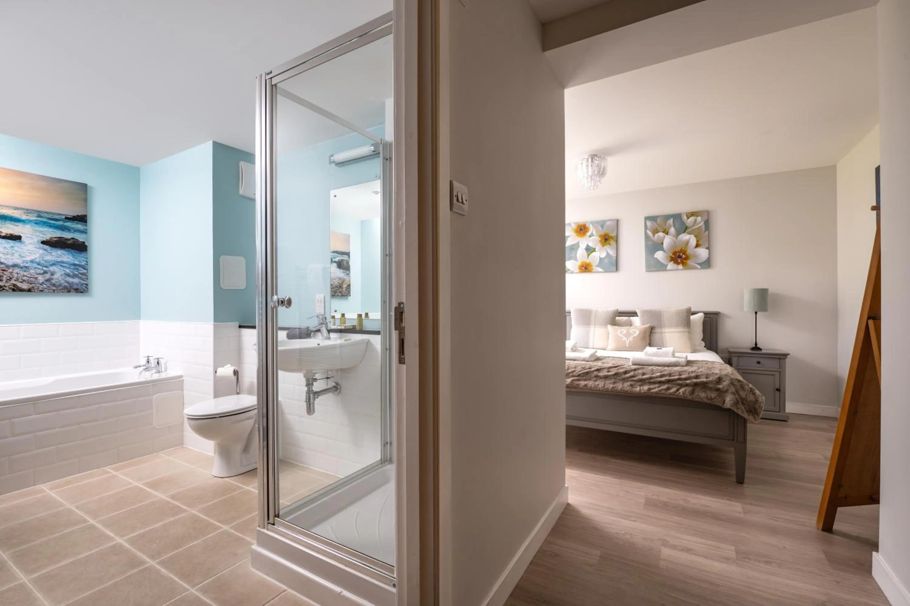 Bathroom, Bed in The Highland Club