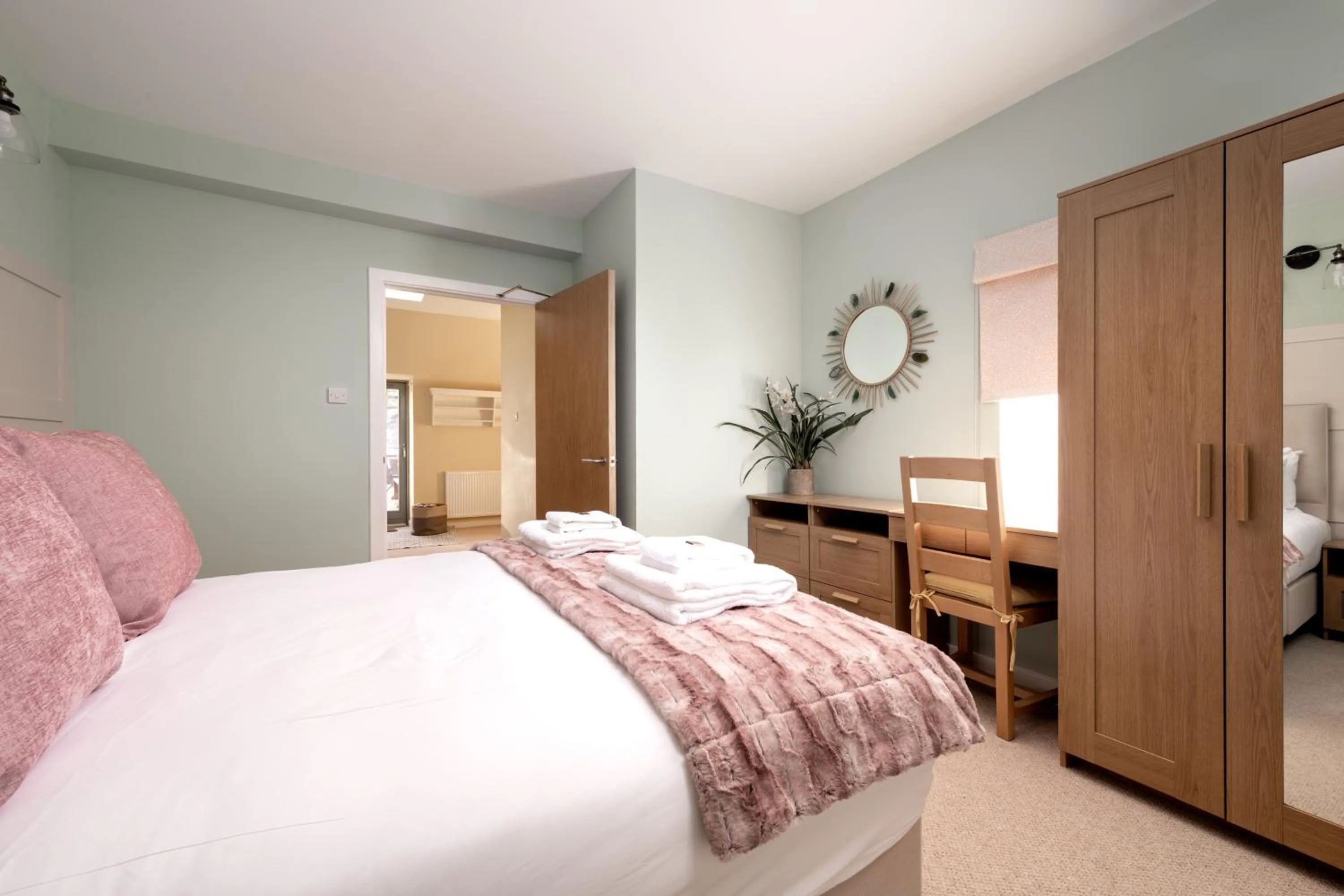 Photo of the whole room, Bed in The Highland Club