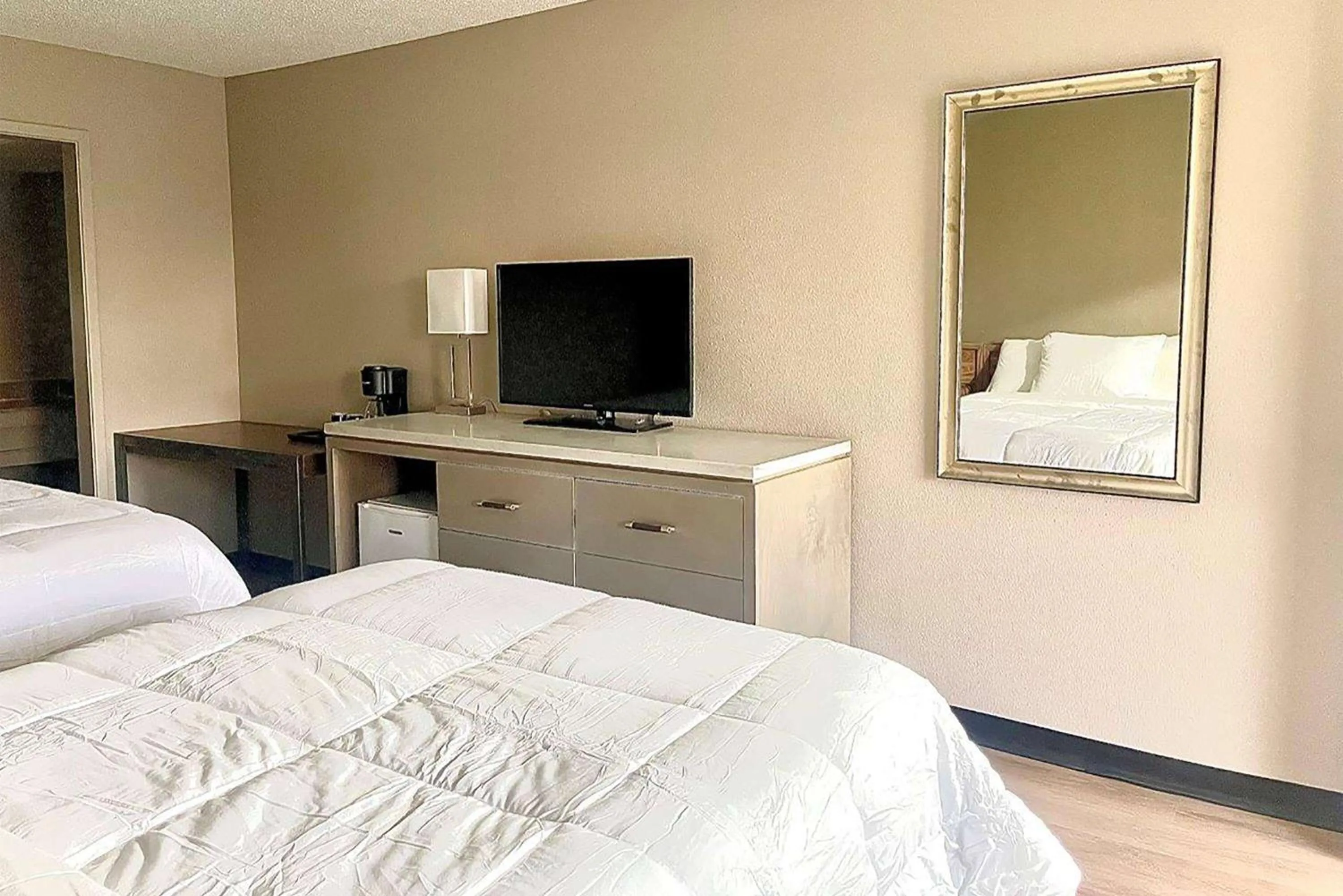 Photo of the whole room, Bed in Super 8 by Wyndham Blythe