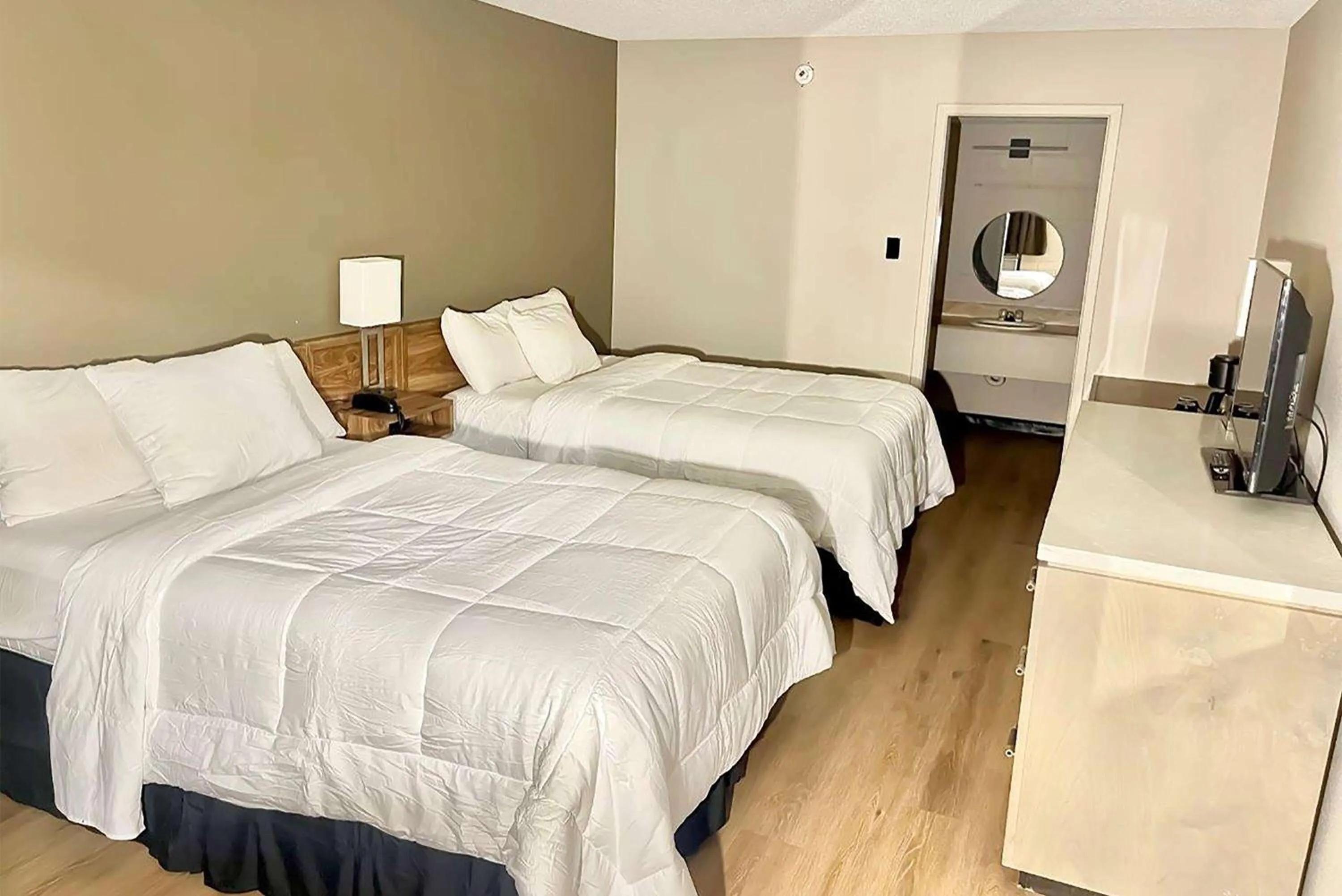 Photo of the whole room, Bed in Super 8 by Wyndham Blythe