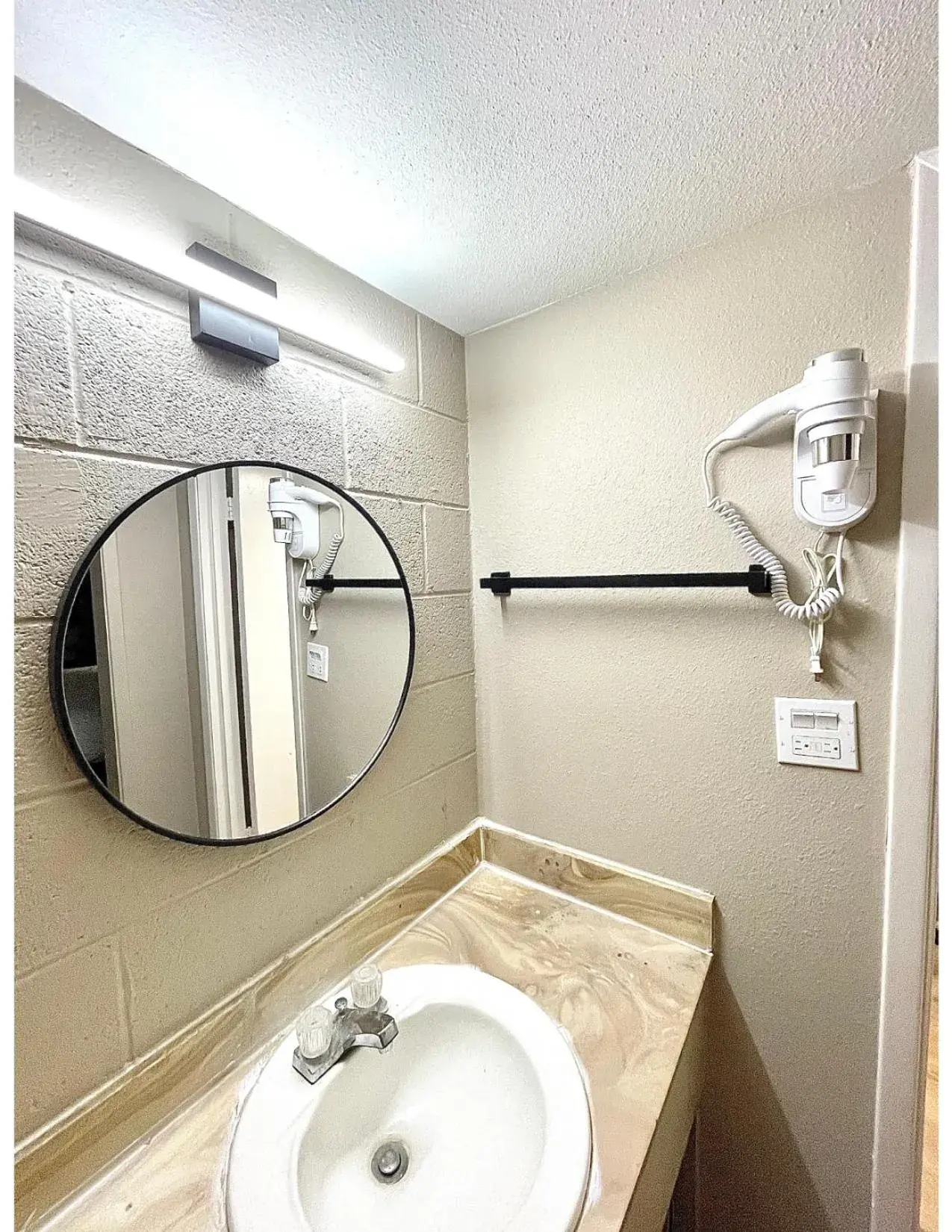 Queen Room with Two Queen Beds - Non-Smoking in Blythe Inn Queen Room with Two Queen Beds - Non-Smoking in Blythe Inn