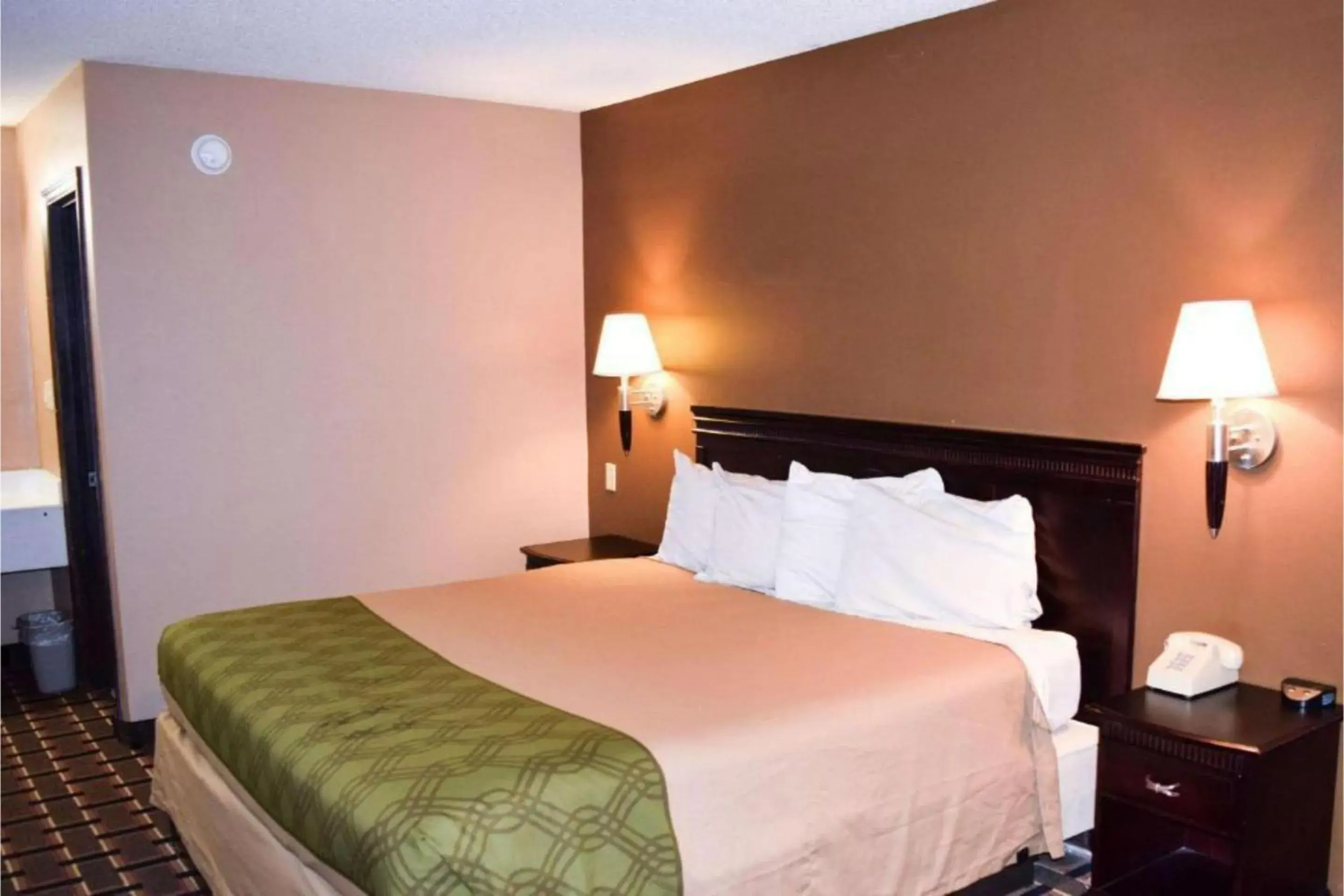 Single Bed Non-Smoking - single occupancy in OYO Hotel Richburg SC I-77 Single Bed Non-Smoking - single occupancy in OYO Hotel Richburg SC I-77