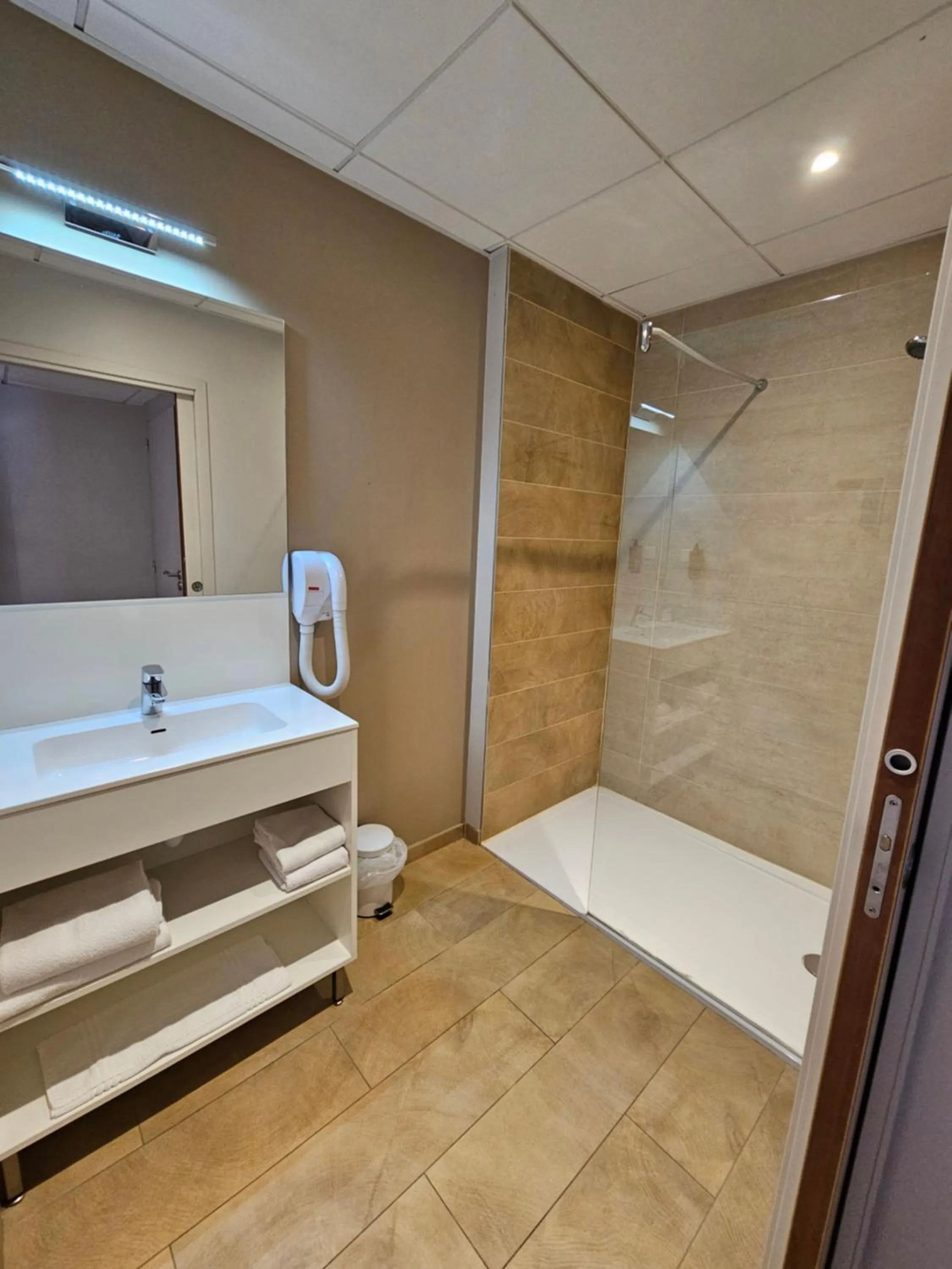 Bathroom in ibis styles Villeneuve Sur Lot