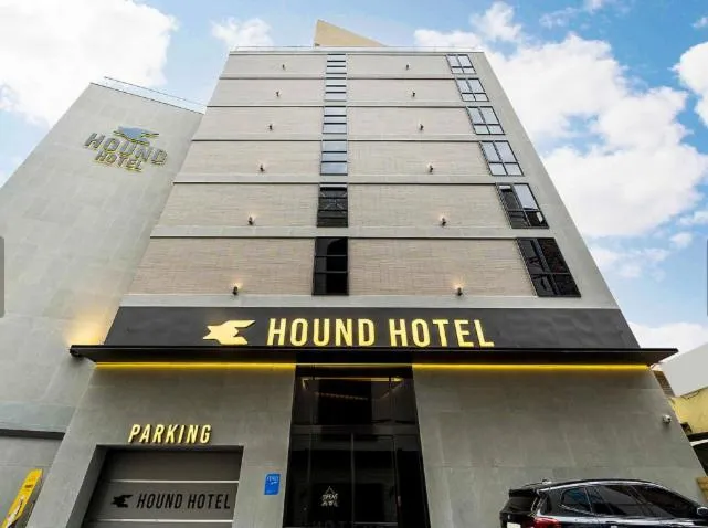 Property building in Dongnae Hound Hotel Sajik Minam Station