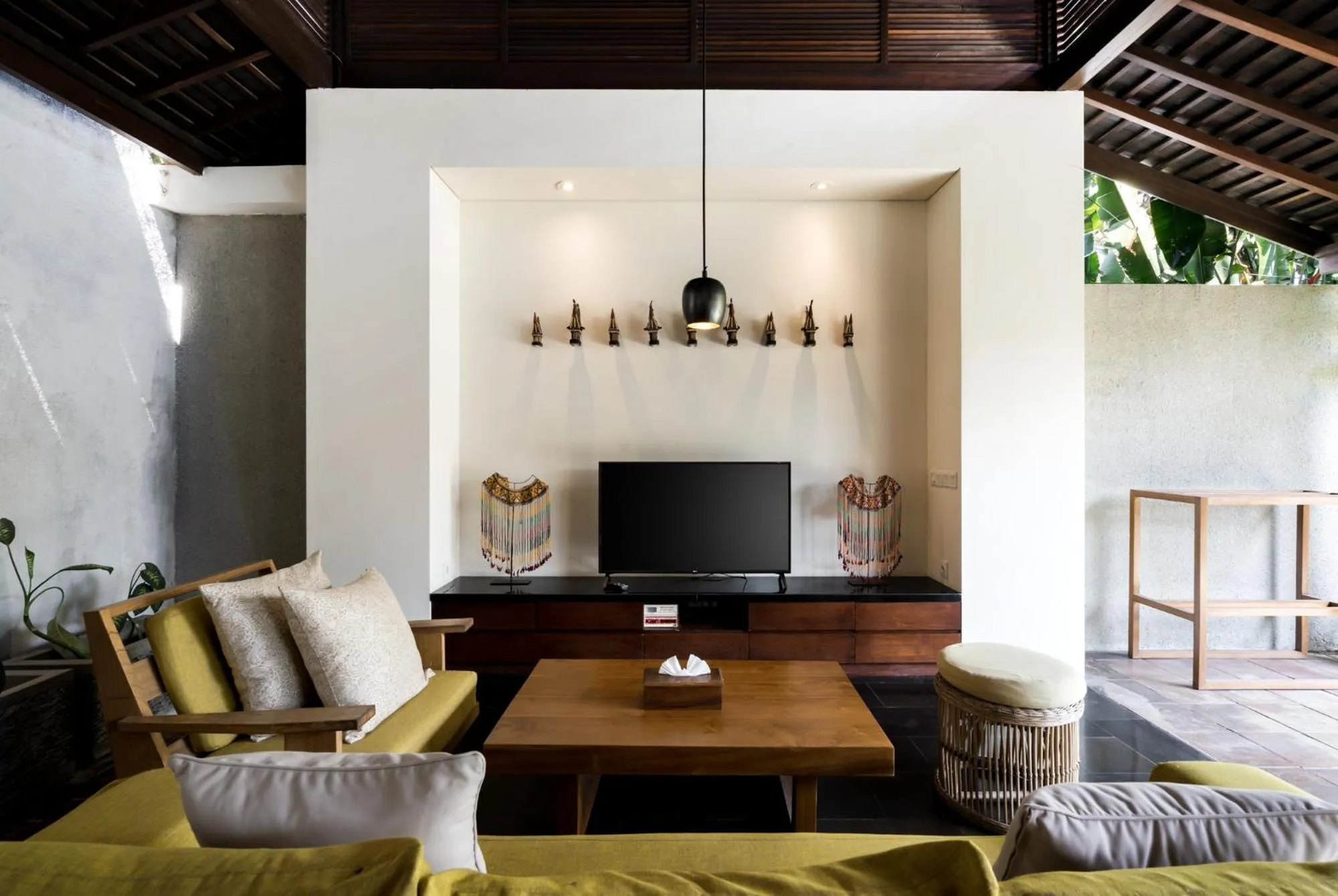 Living room in Bumbak Park Villas By Nakula