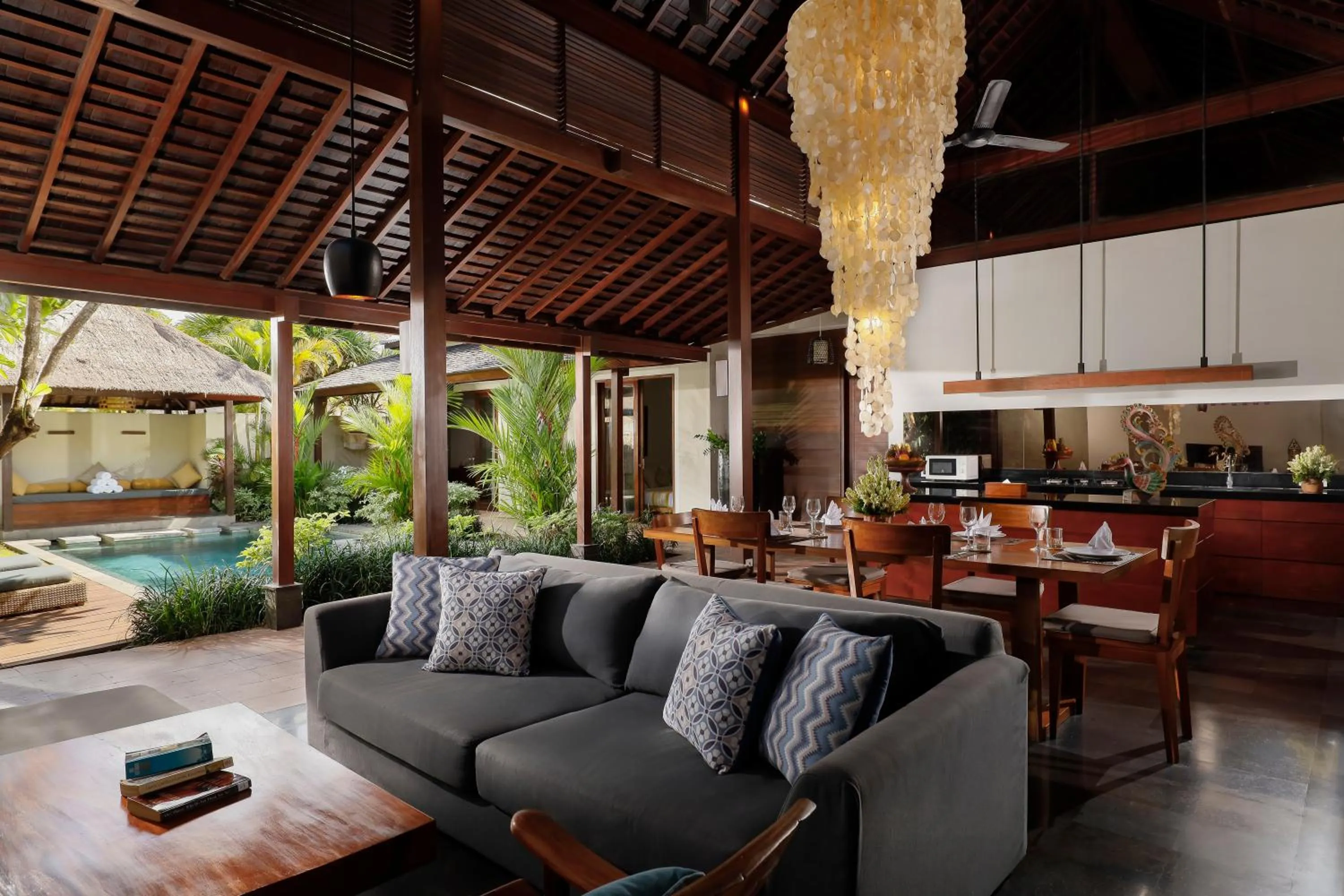 Living room in Bumbak Park Villas By Nakula