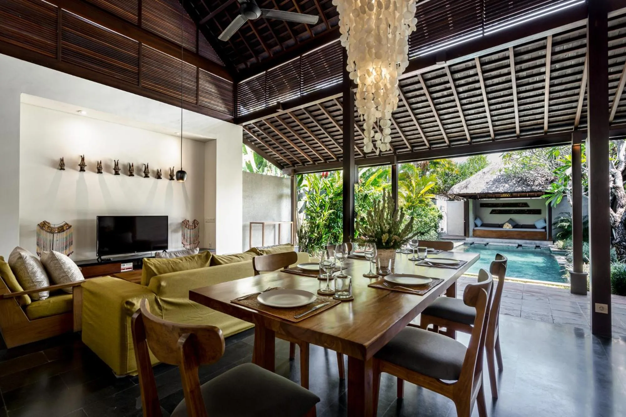 Dining area in Bumbak Park Villas By Nakula
