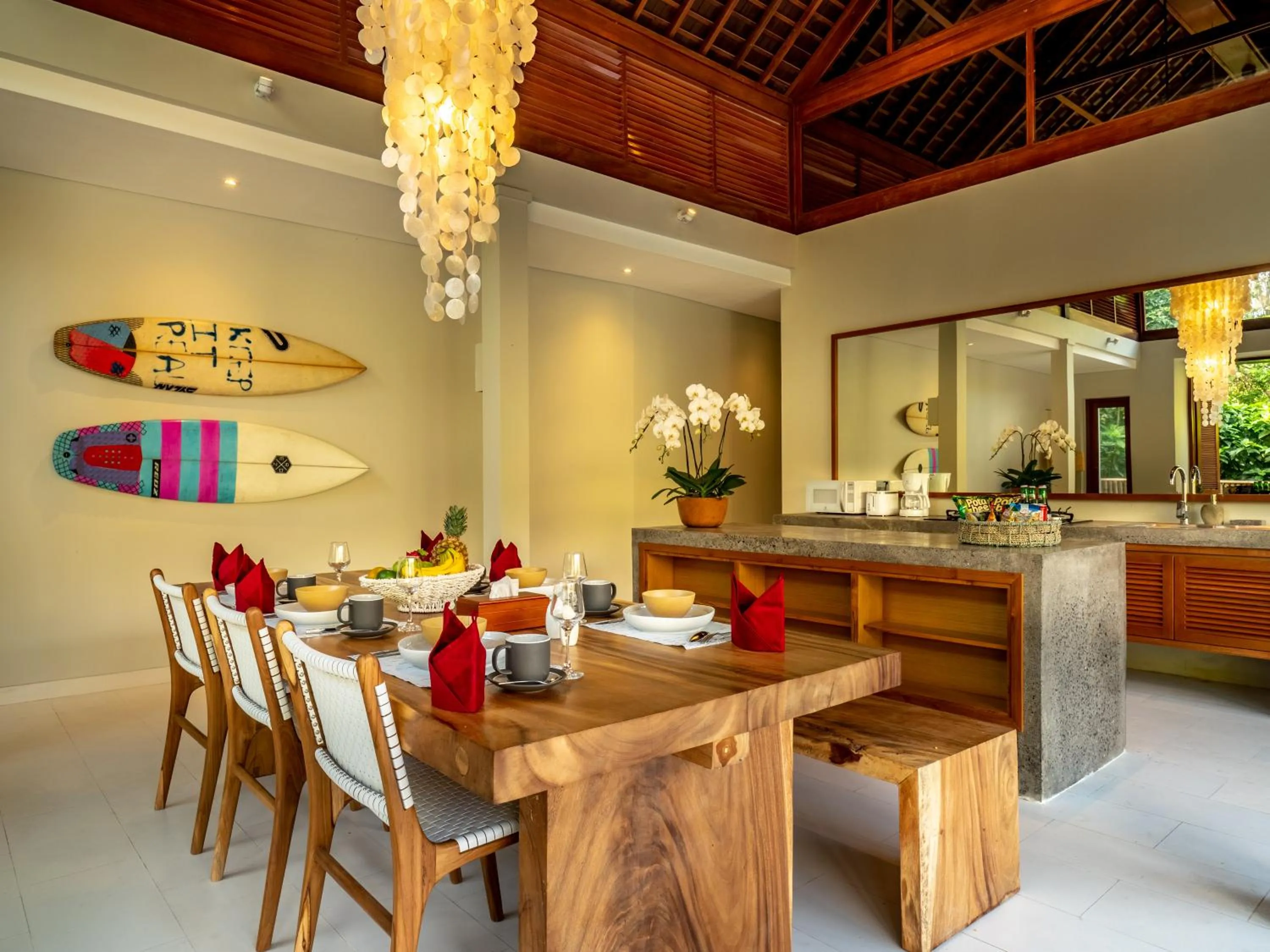 Living room in Bumbak Park Villas By Nakula