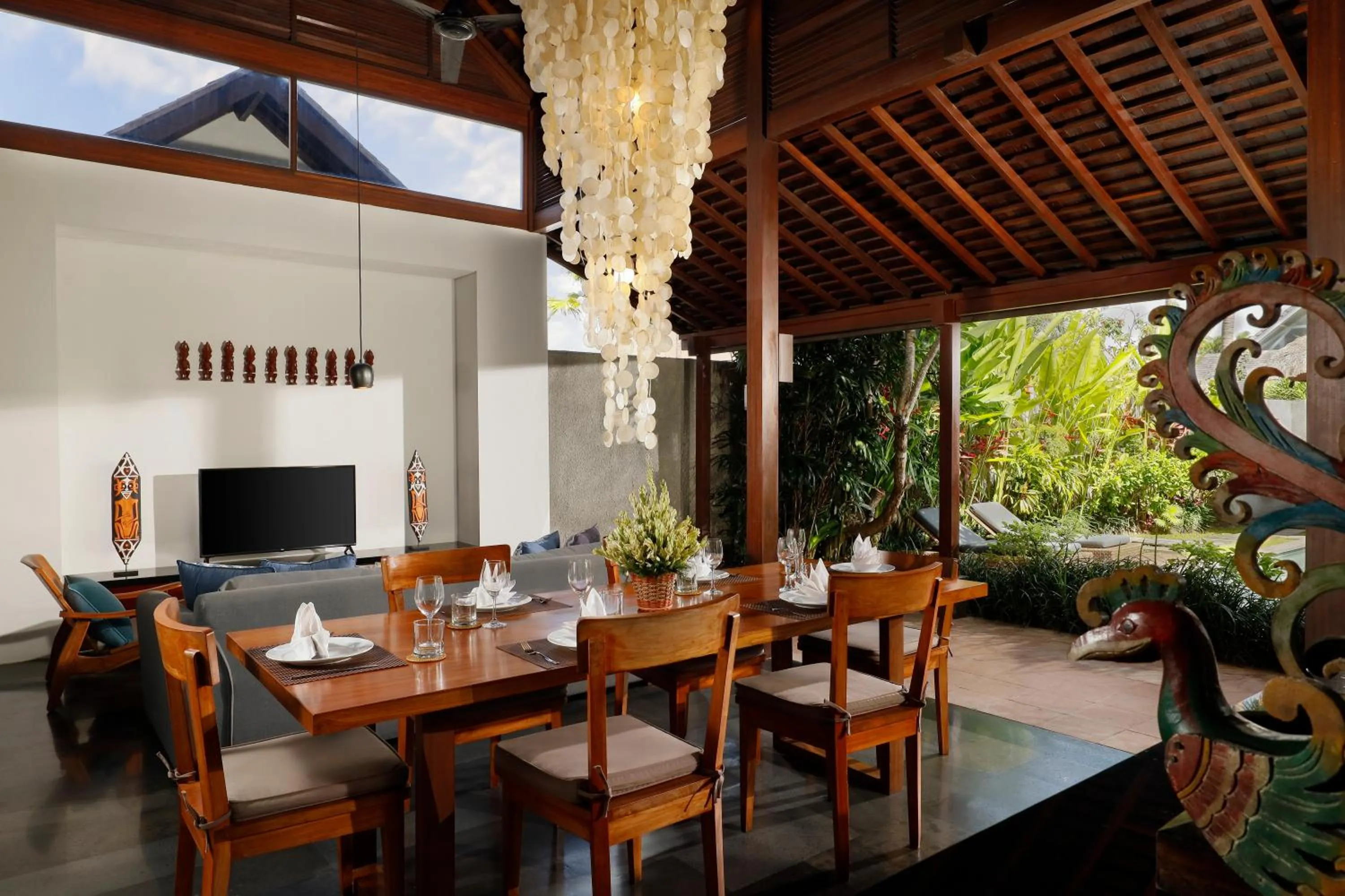 Dining area in Bumbak Park Villas By Nakula