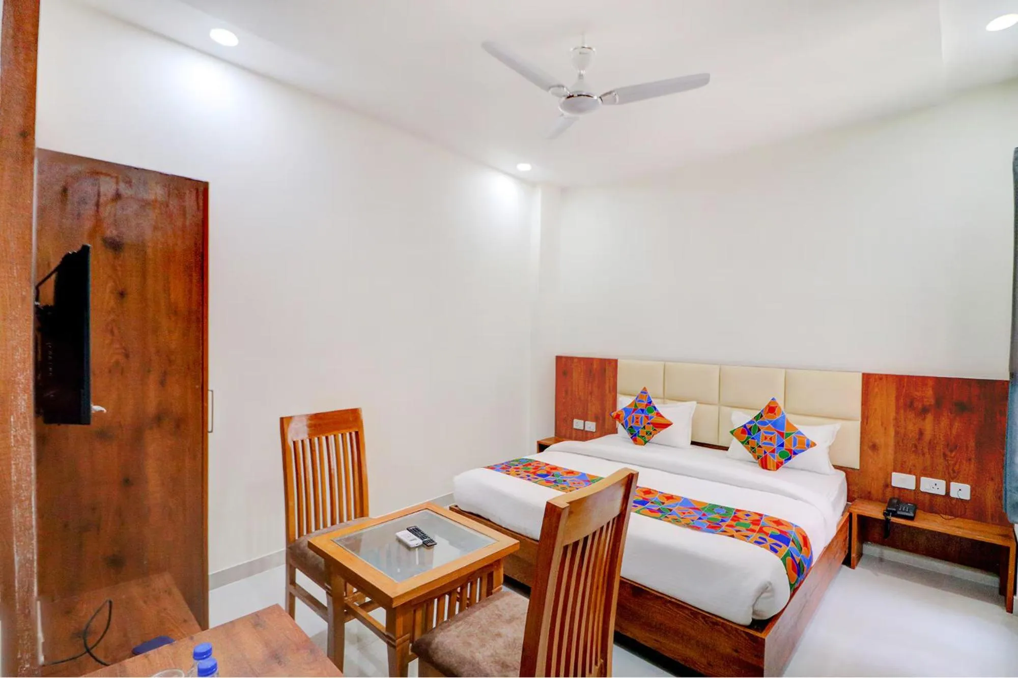 Bed in FabHotel AVS Grand and Banquets - 500m from Gomti Nagar railway station