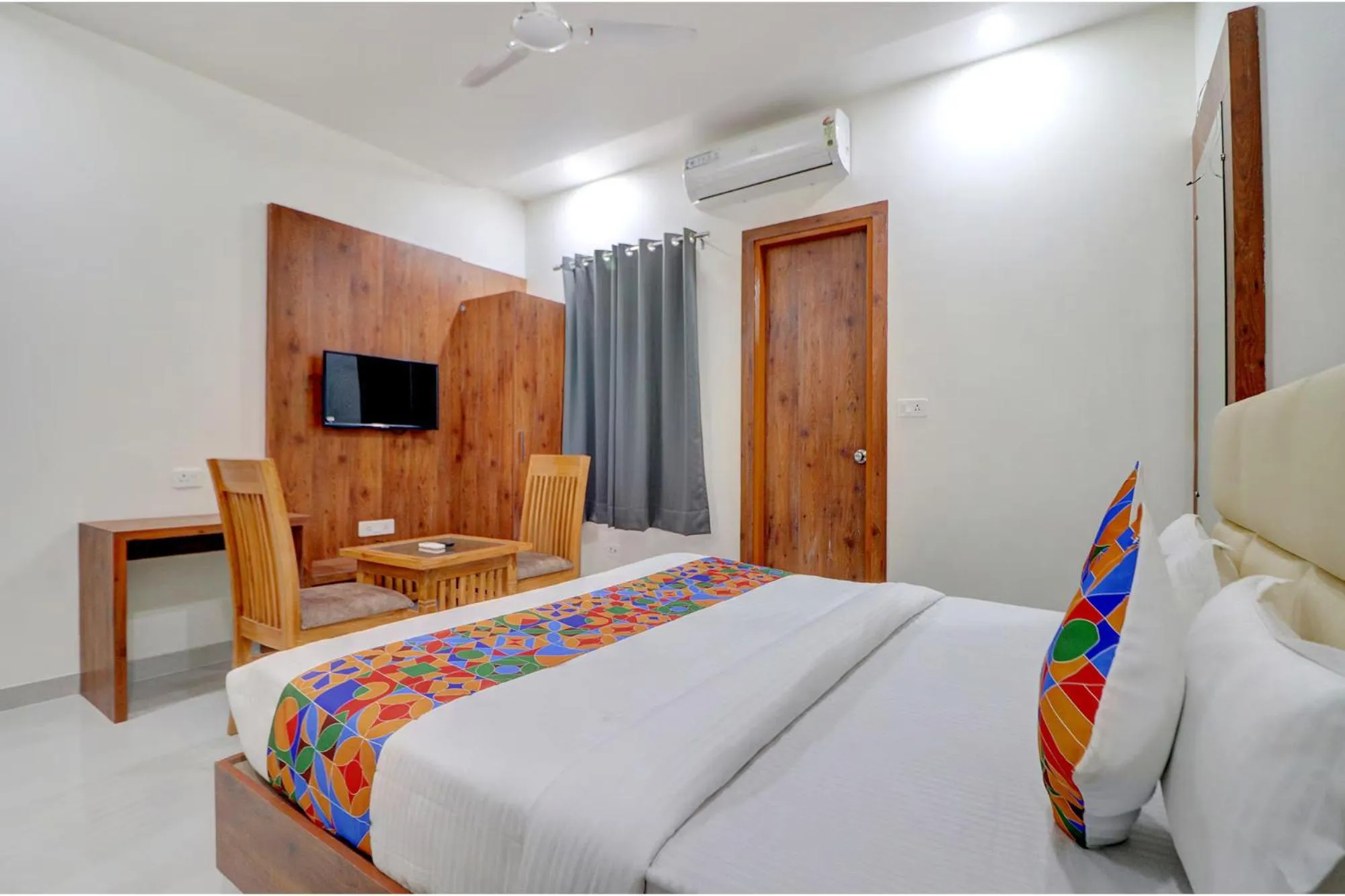 Bed in FabHotel AVS Grand and Banquets - 500m from Gomti Nagar railway station