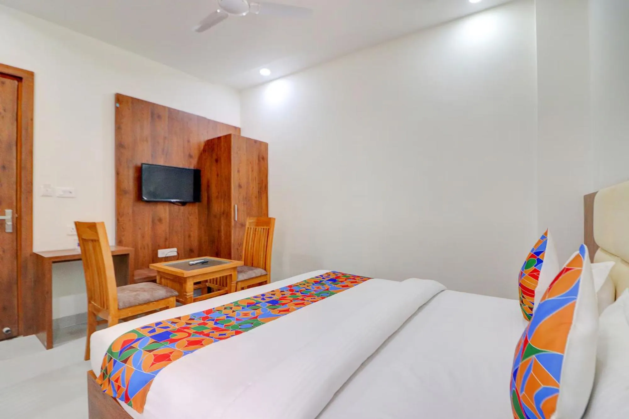 Bed in FabHotel AVS Grand and Banquets - 500m from Gomti Nagar railway station