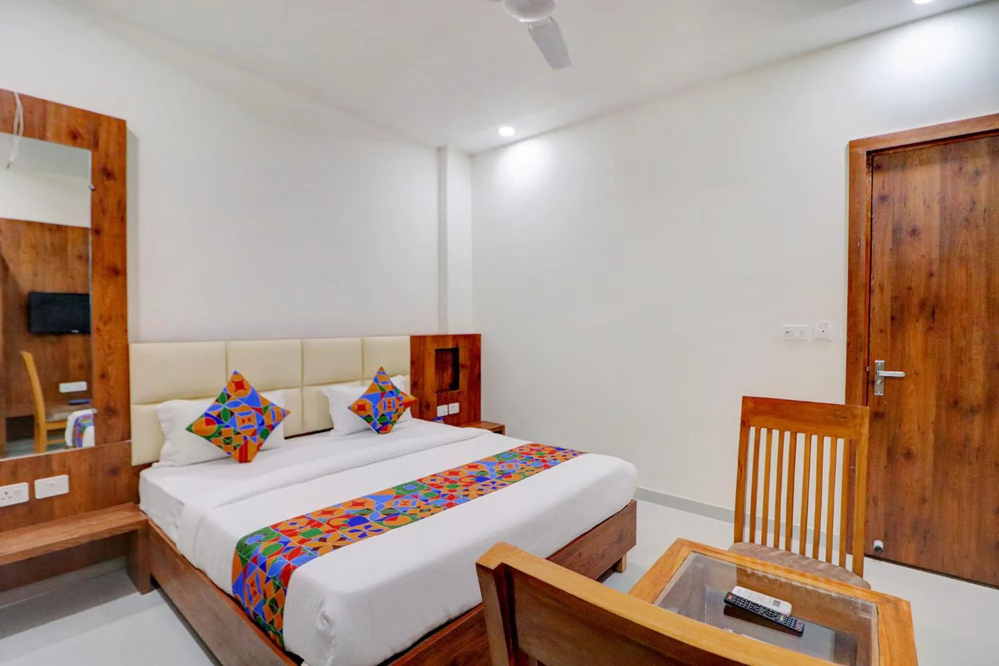 Bed in FabHotel AVS Grand and Banquets - 500m from Gomti Nagar railway station