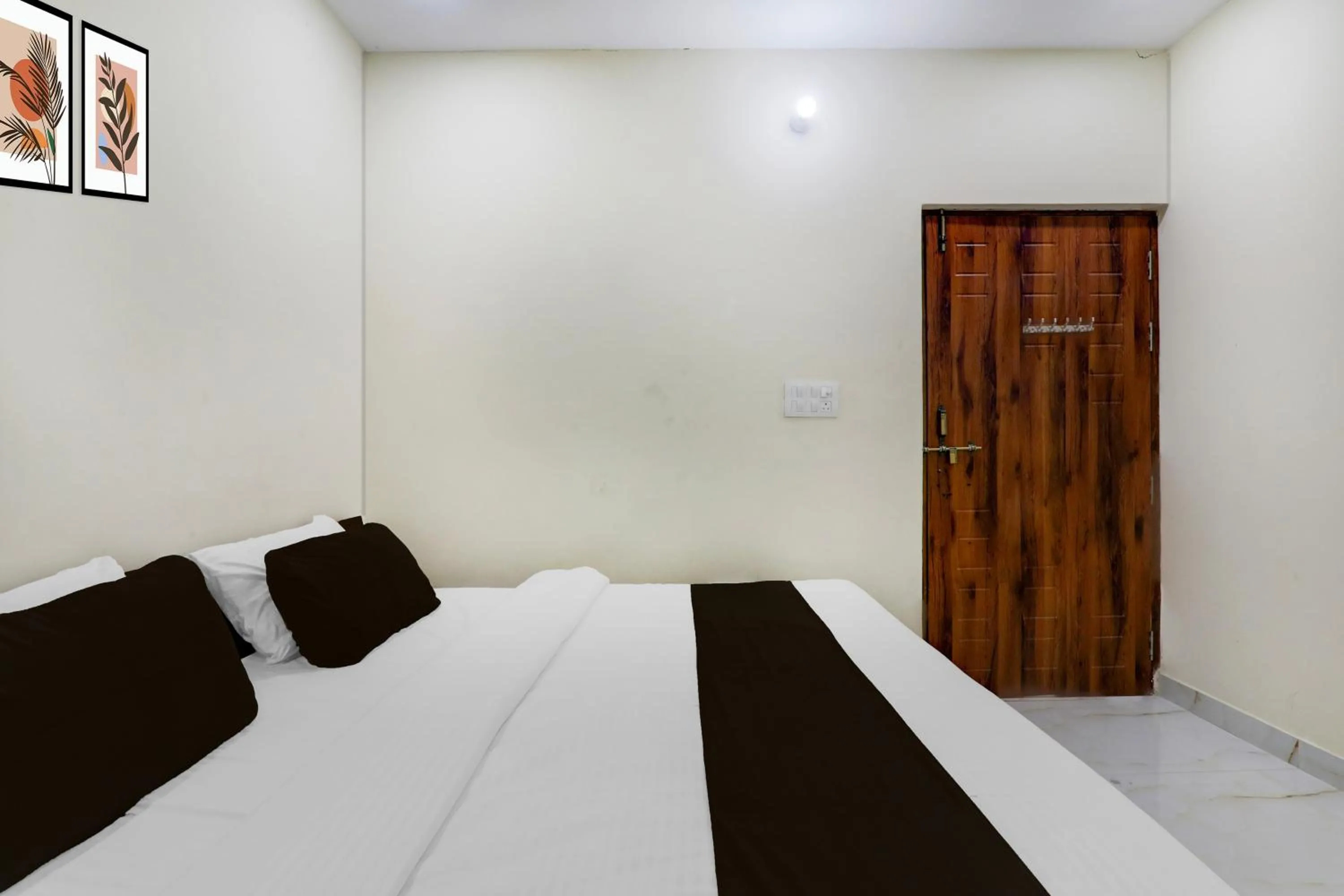 Bedroom, Bed in Super Hotel O IIM Road Lucknow